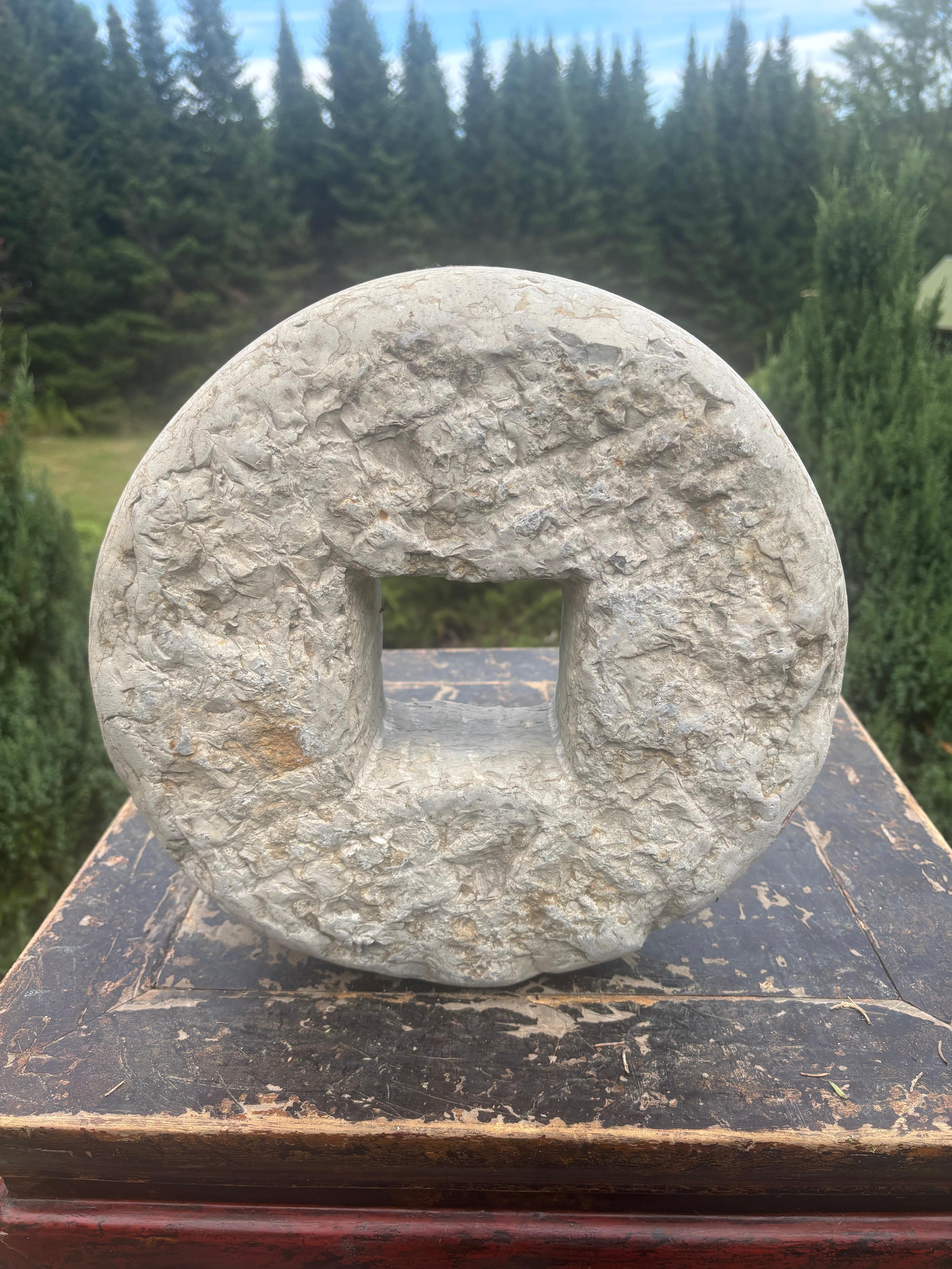 Acento único para el jardín

Esta encantadora piedra redonda tallada a mano en forma de antigua 