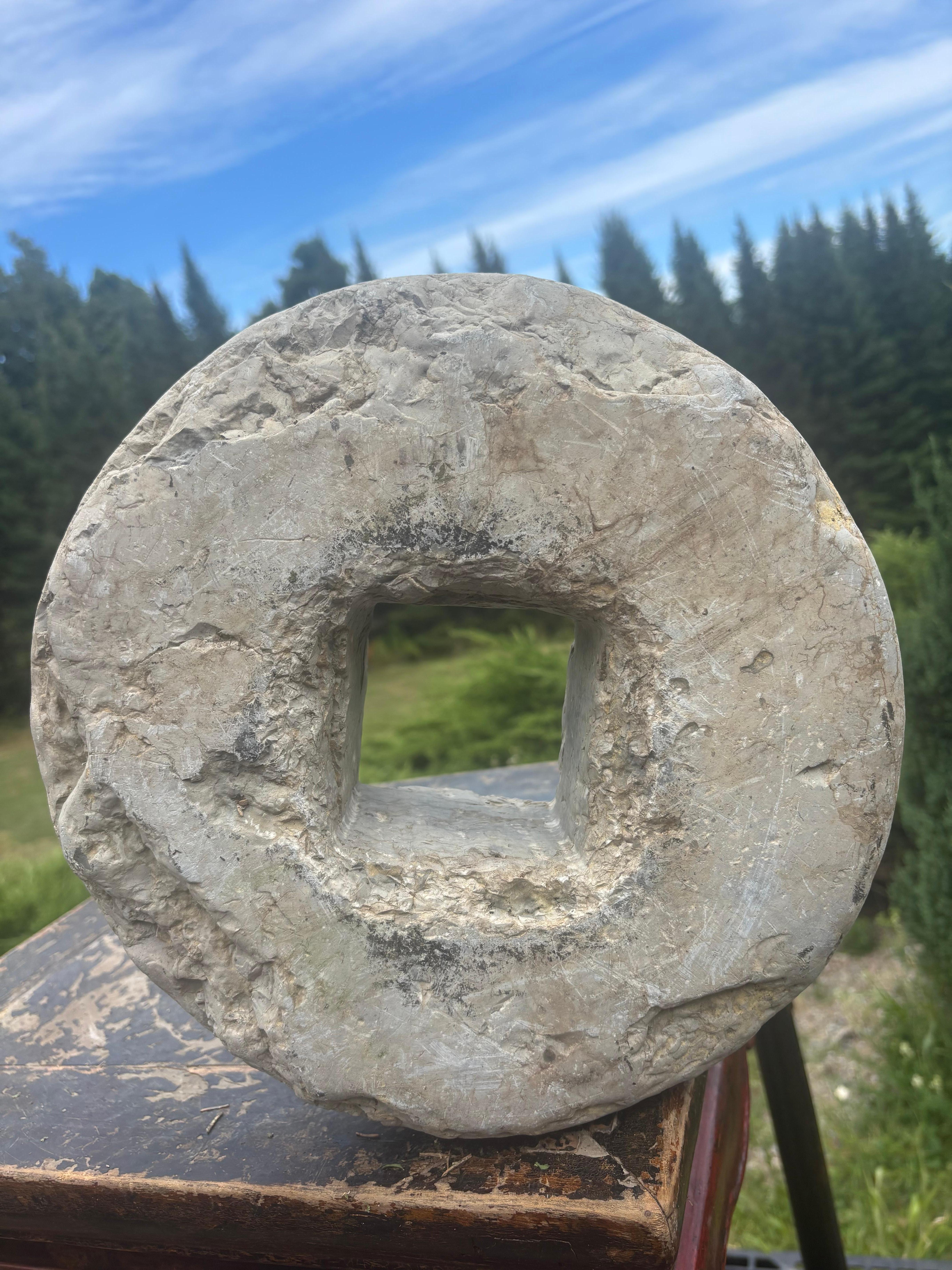 Moneda antigua tallada a mano Jardín de piedra, siglo XIX Caliza en venta