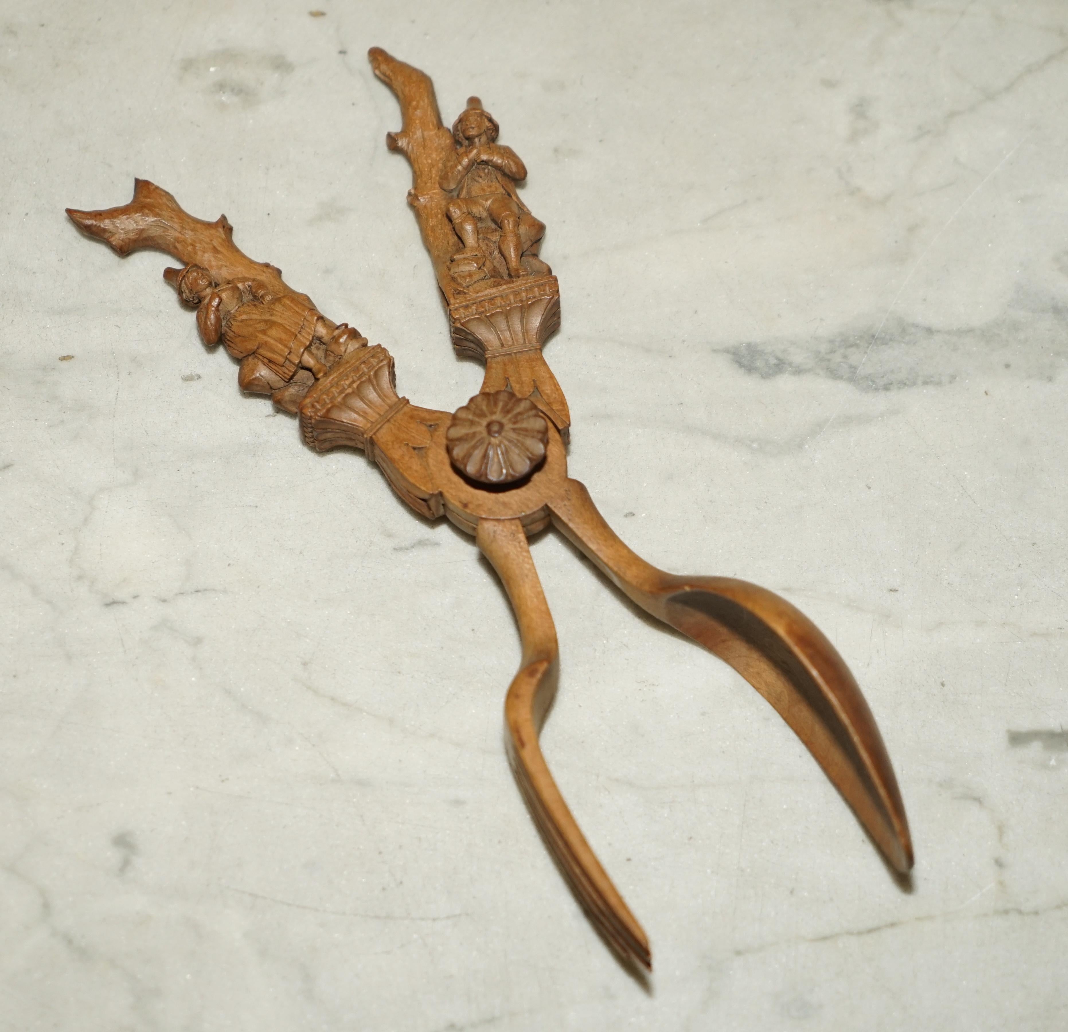 We are delighted to offer for sale this lovely ornately carved Austrian salad spoon and fork combo

A good looking and well made piece in walnut, the handles are super finely carved as you can see in the detailed pictures 

Condition wise we