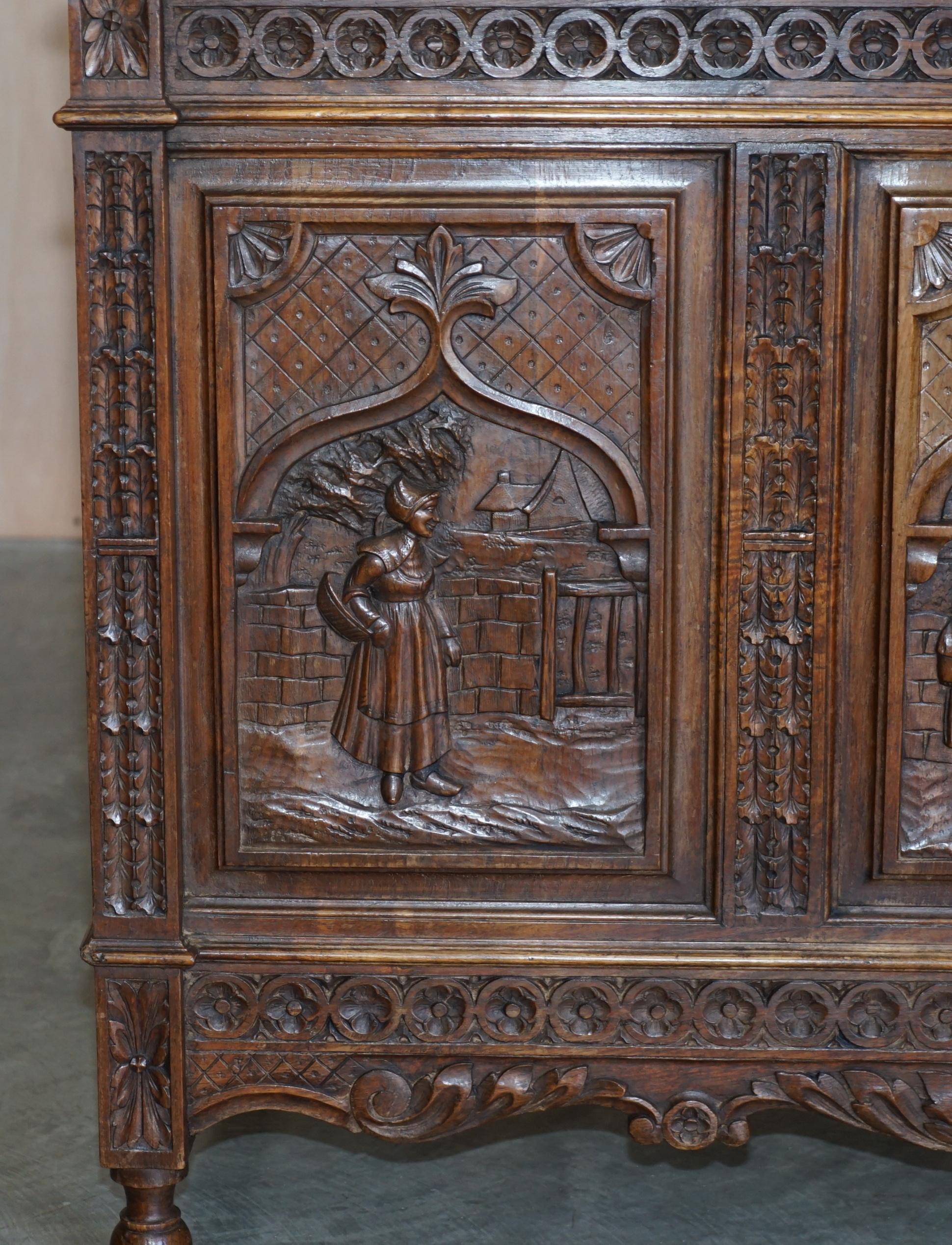 Fait main Ensemble de pièces en chêne continental ancien avec cadre en chêne sculpté à la main et très joliment sculpté en vente
