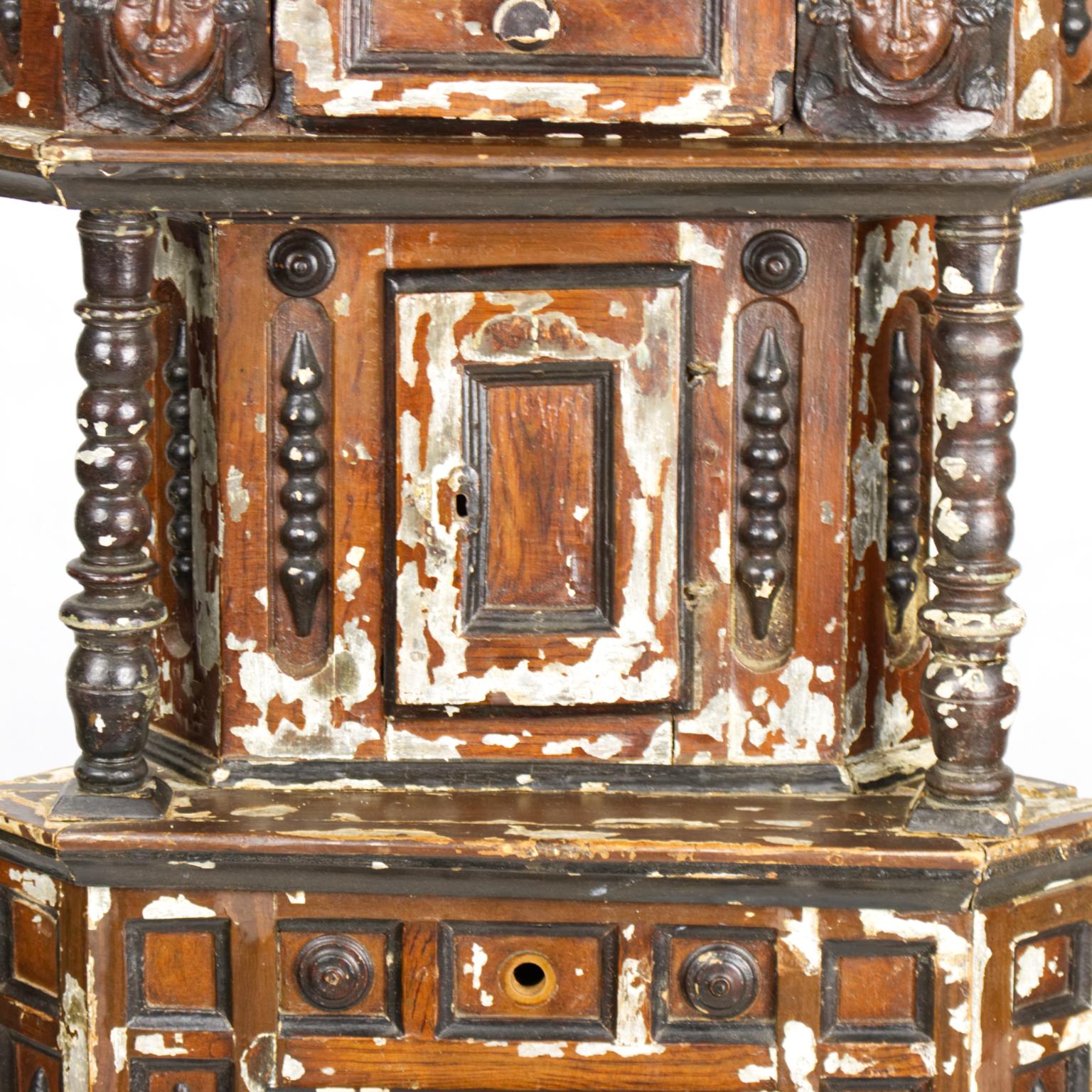 Allemand Antique armoire d'angle sculptée à la main 1711 en vente