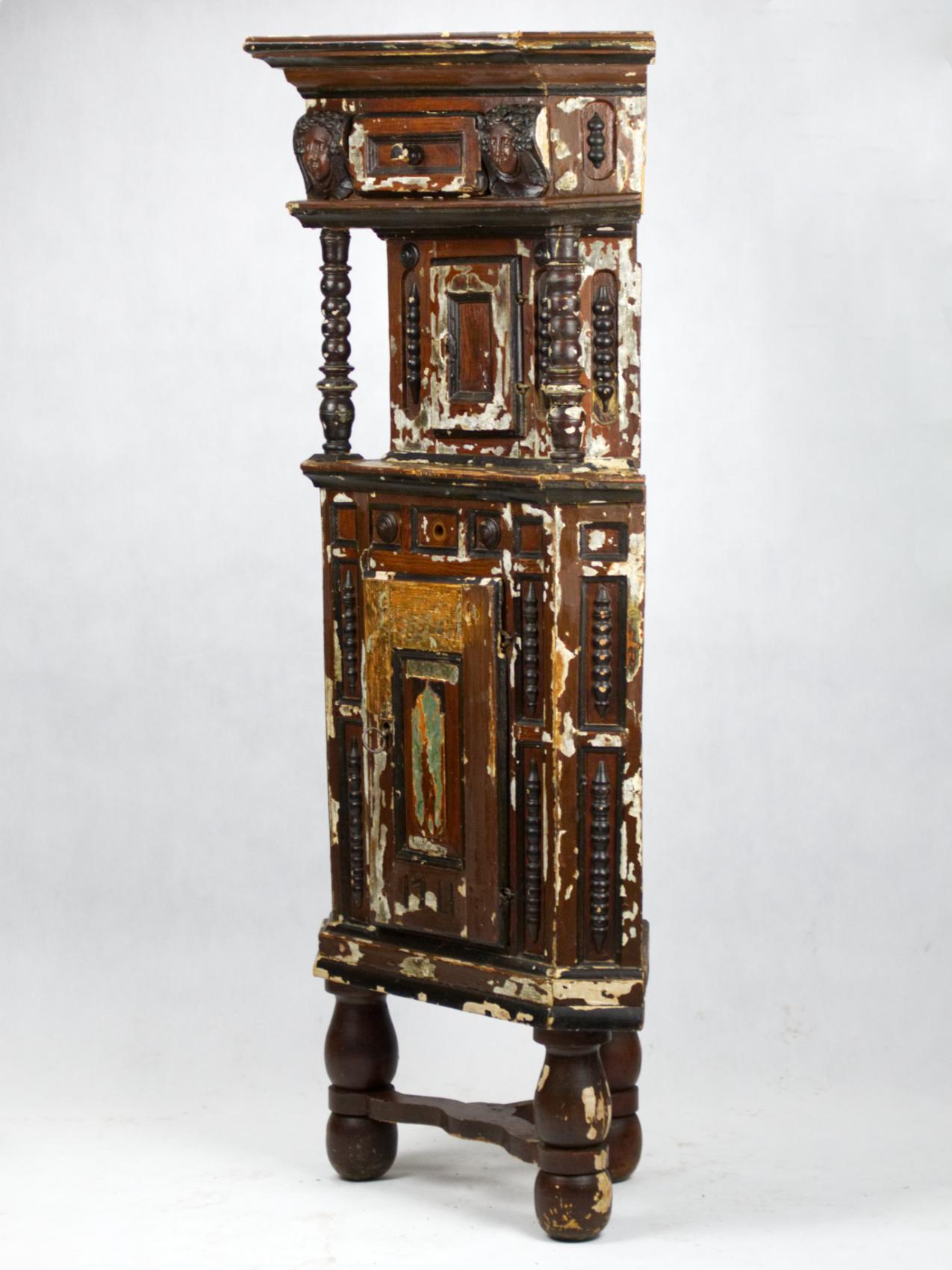 Antique armoire d'angle sculptée à la main 1711 État moyen - En vente à Lucenec, SK
