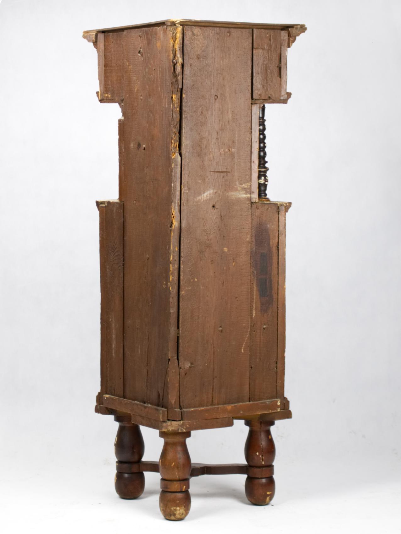 XVIIIe siècle Antique armoire d'angle sculptée à la main 1711 en vente
