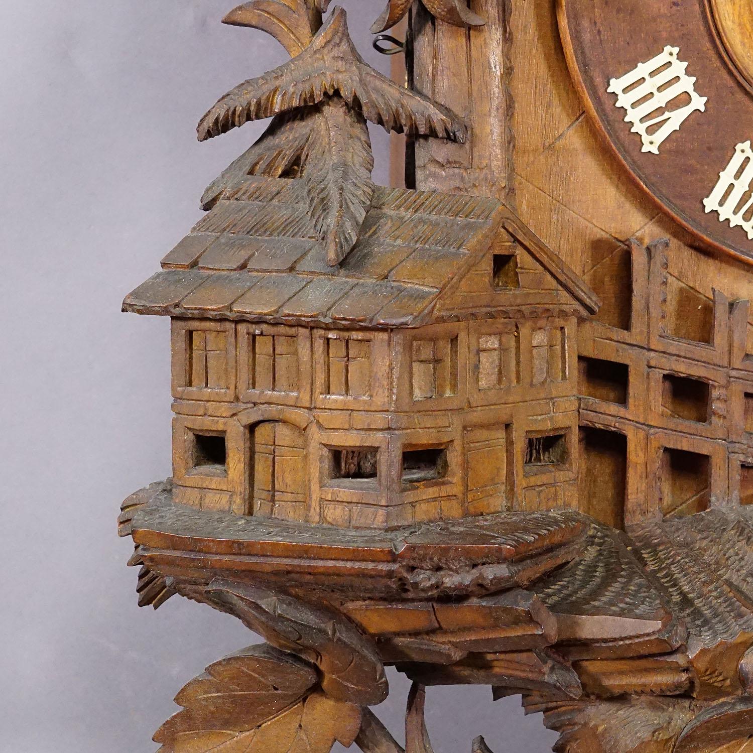 Antiguo reloj de cuco tallado a mano, Black Forest ca. 1900 en Bueno estado para la venta en Berghuelen, DE