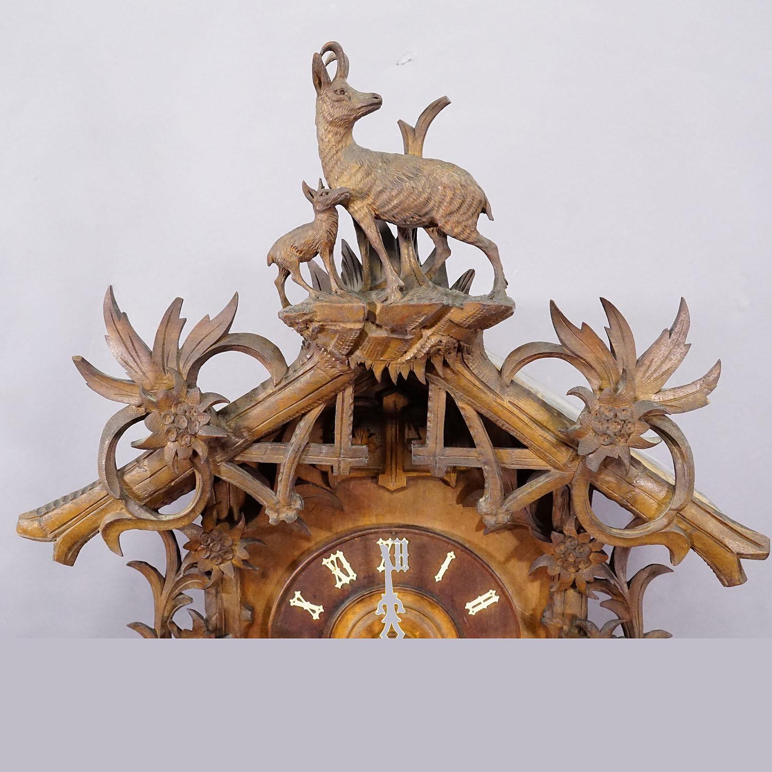 Antiguo reloj de cuco tallado a mano, Black Forest ca. 1900 Madera en venta