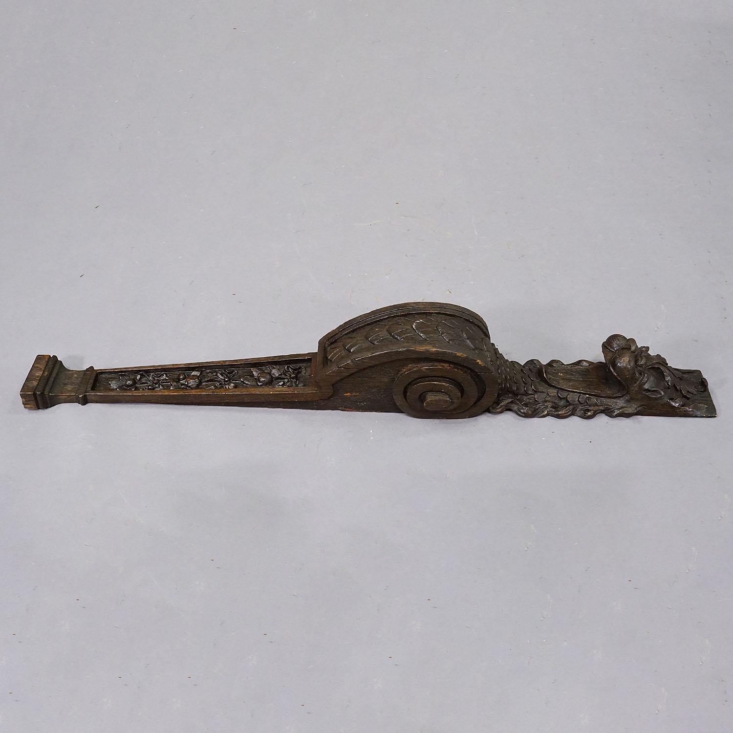 Antikes handgeschnitztes dekoratives Element mit Drachen, Deutschland ca. 1890 (Holz) im Angebot