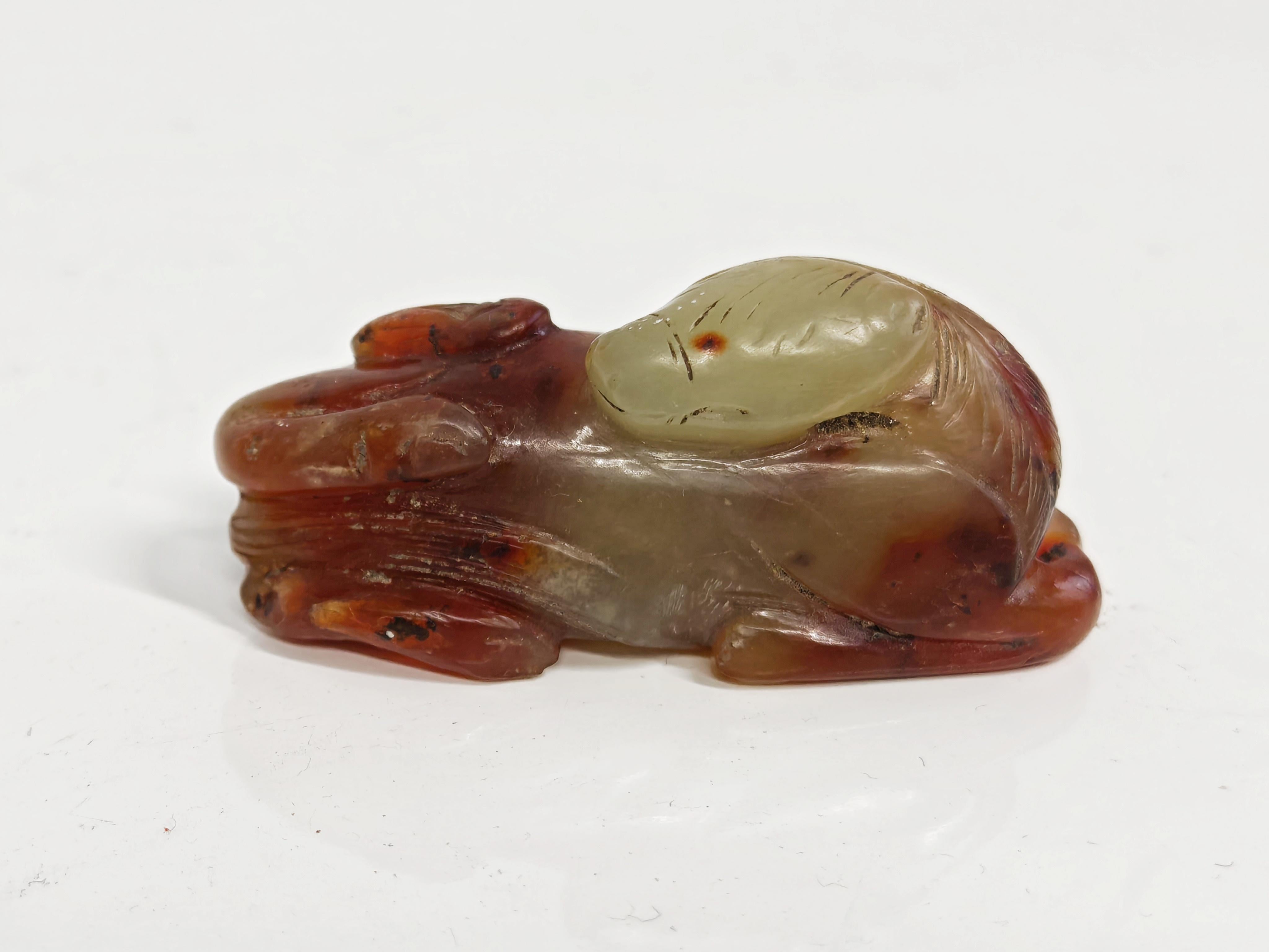 Vous trouverez ici une figurine ancienne en agate, sculptée à la main, représentant un cerf ou un animal similaire. Ces types de sculptures d'agate en tons mixtes étaient particulièrement populaires à la fin de la dynastie Qing, dans la seconde