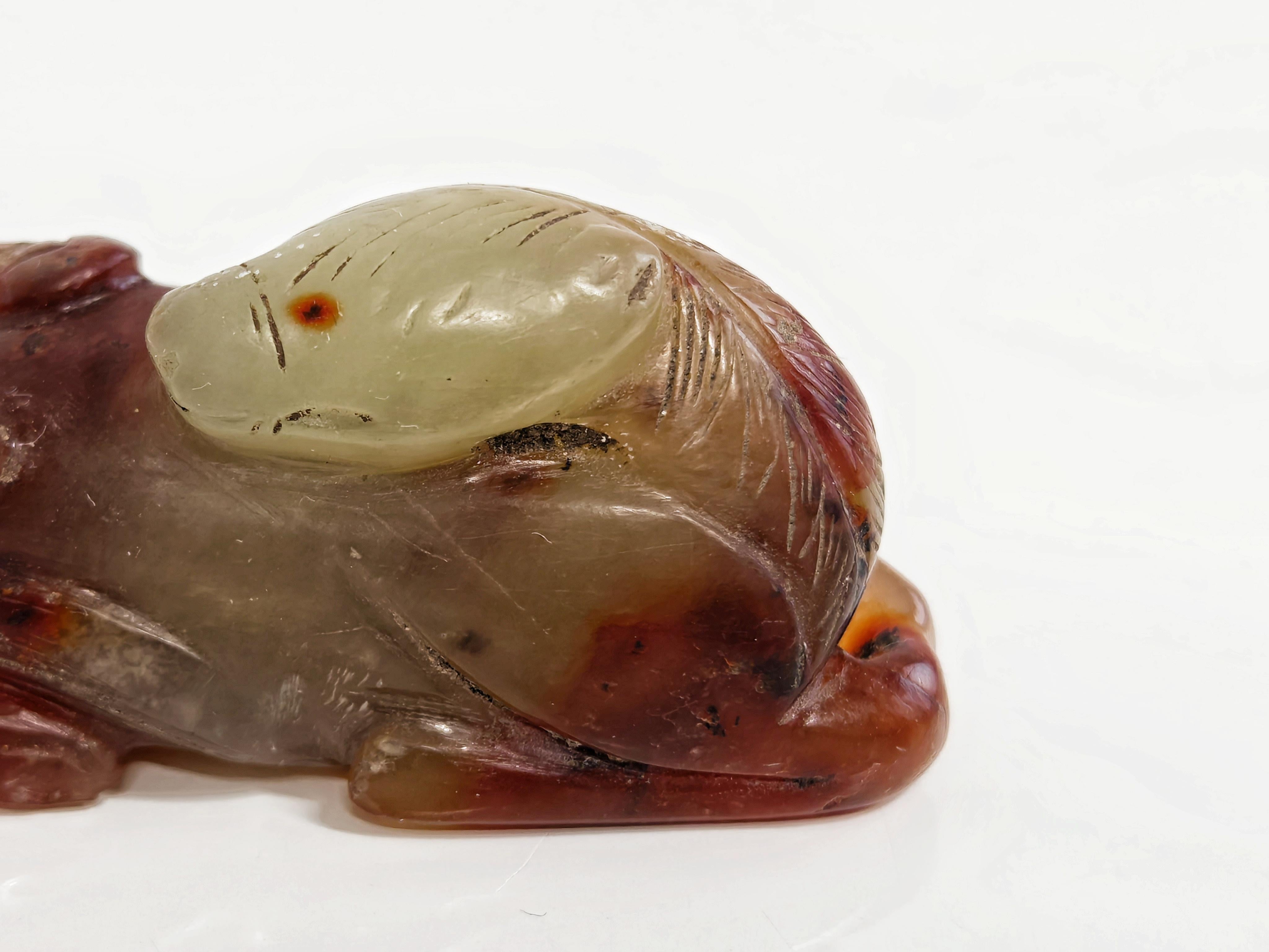 XIXe siècle Figurine ancienne de cerf en pierre d'agate sculptée à la main, Chine 19e siècle en vente