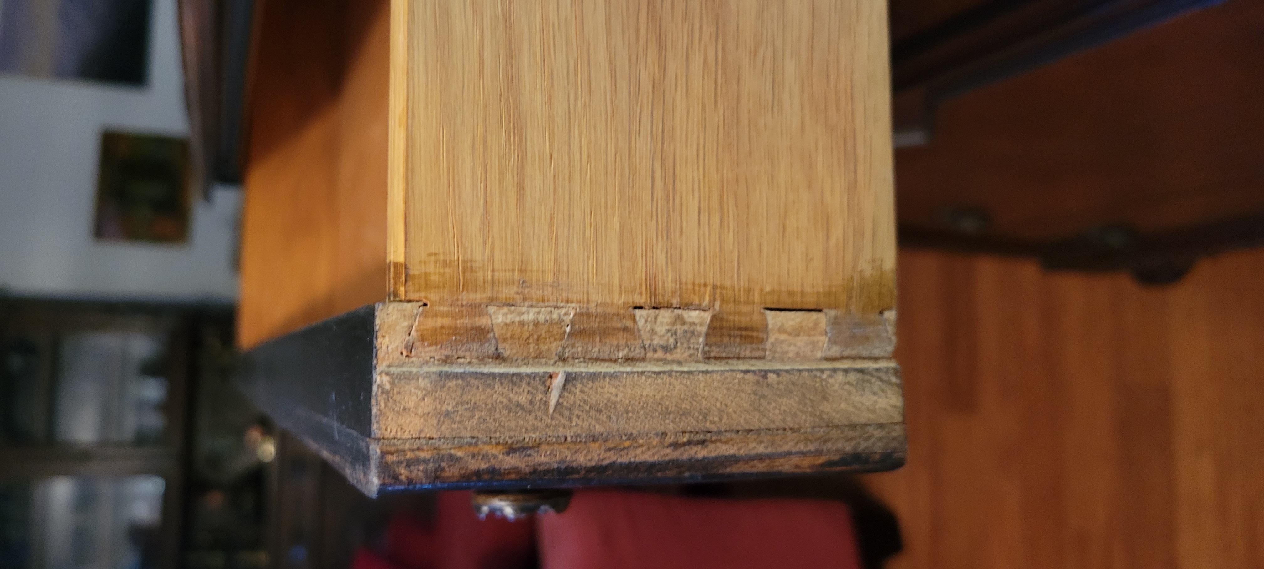 Antike geschnitzte Kommode aus Nussbaumholz – Mahagoni mit 5 Schubladen im Angebot 9
