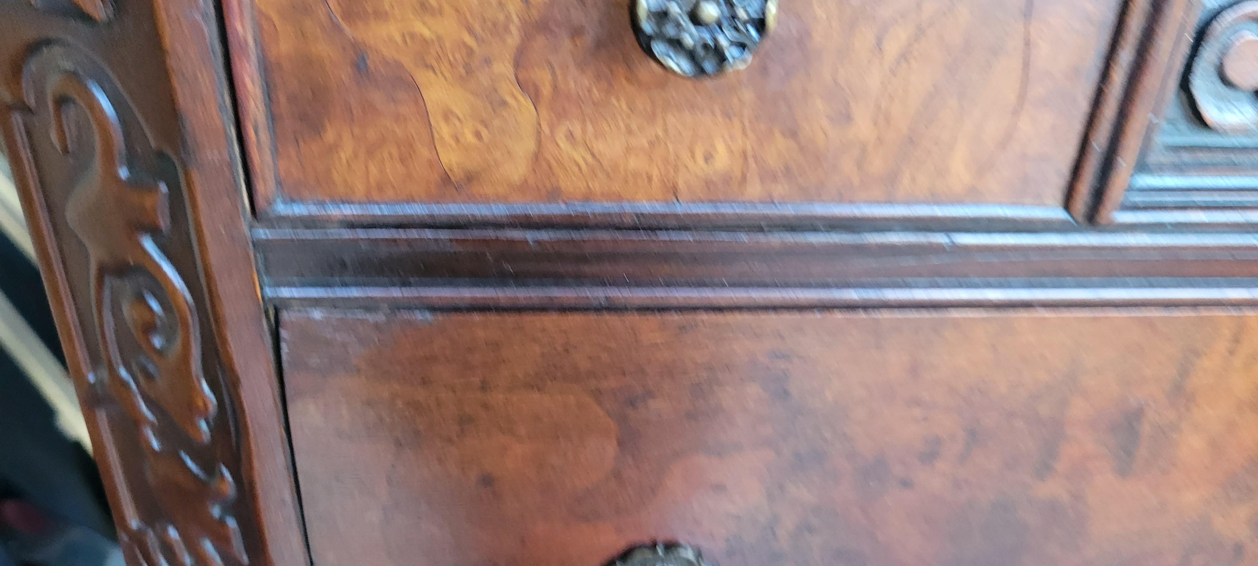 Antike geschnitzte Kommode aus Nussbaumholz – Mahagoni mit 5 Schubladen (Handgeschnitzt) im Angebot