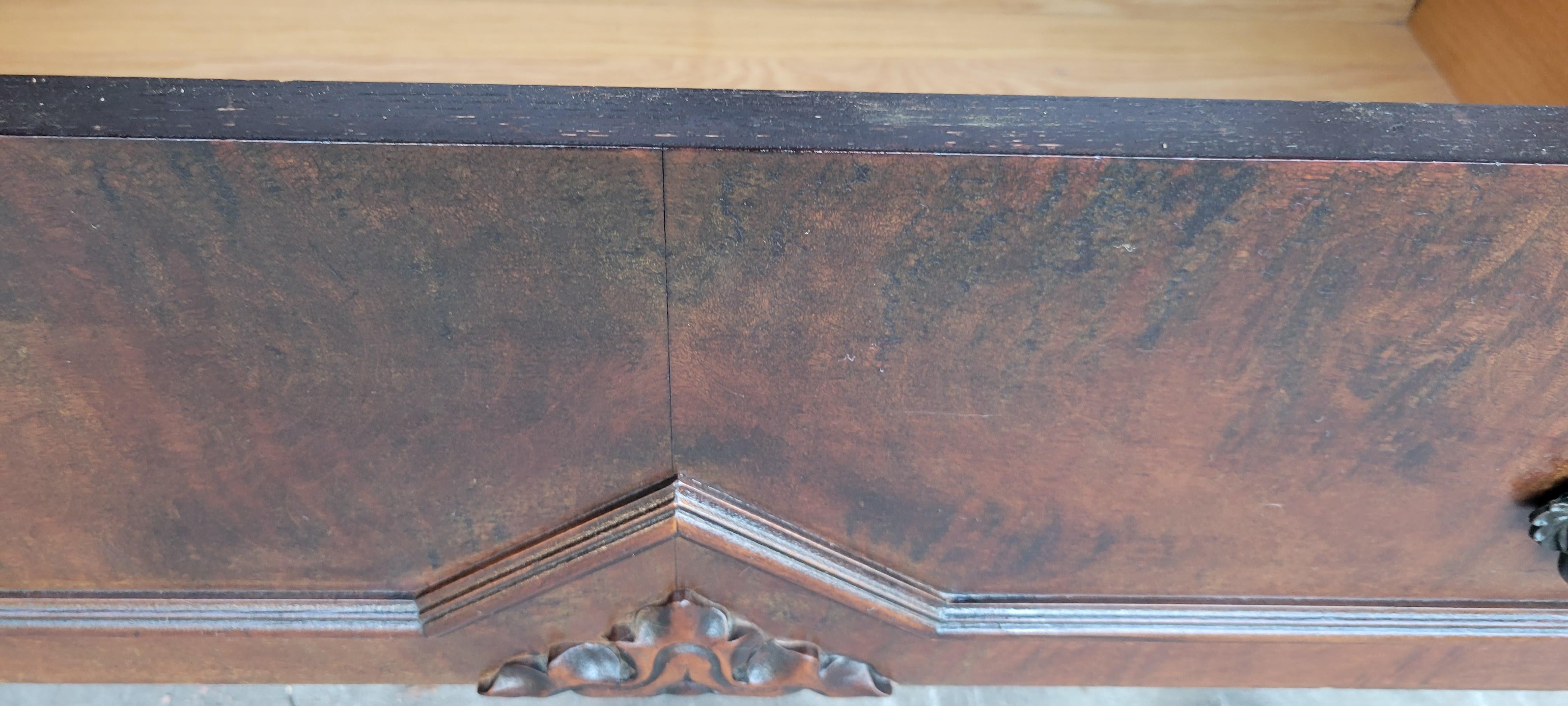 Antike geschnitzte Kommode aus Nussbaumholz – Mahagoni mit 5 Schubladen im Angebot 2