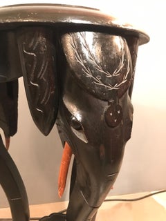 Table d'appoint ancienne en forme d'éléphant sculptée à la main:: datant du début des années 1900