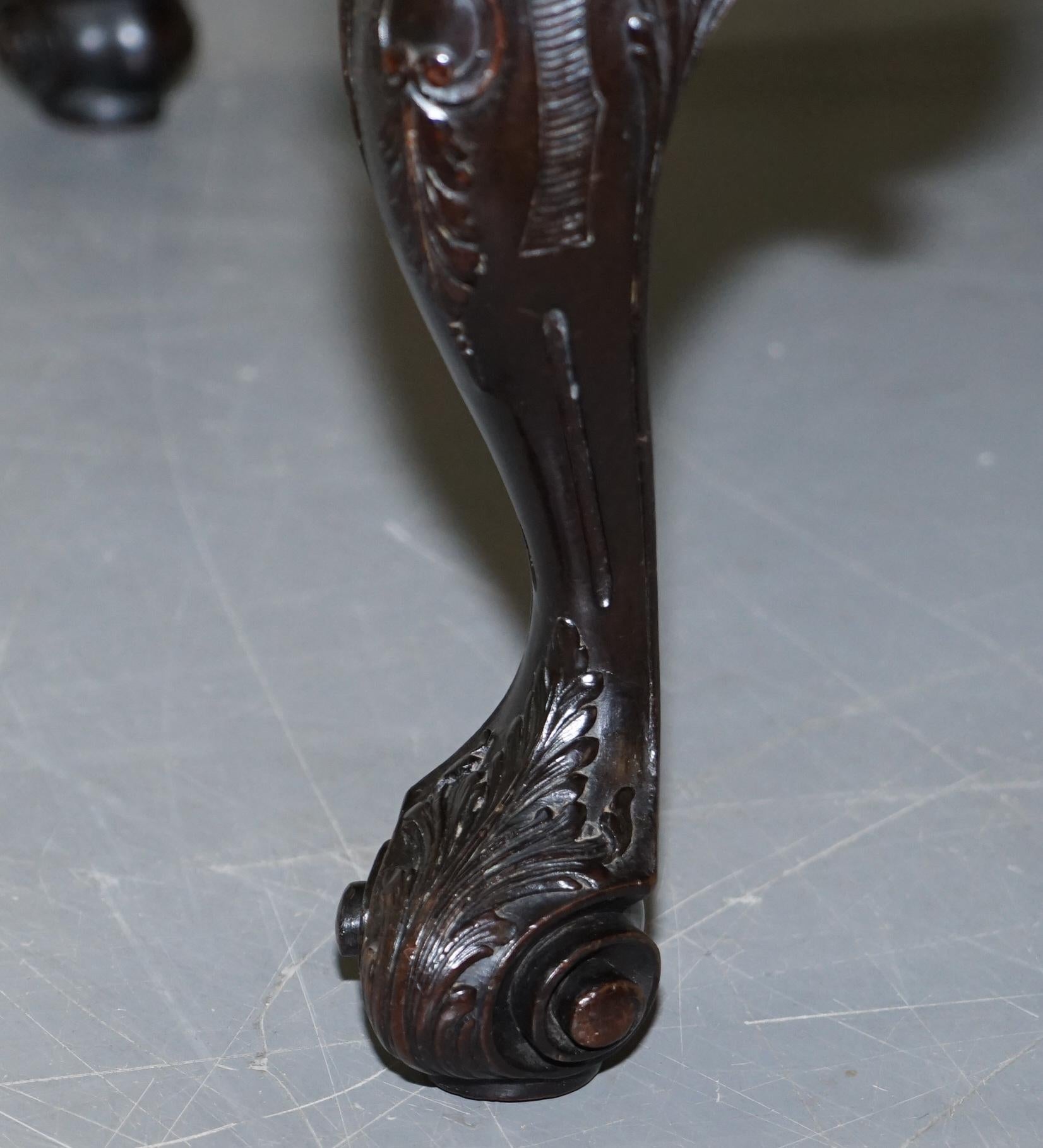 Ancienne pouf anglais géorgien sculpté à la main, avec pieds à griffes et Ball and Ball, en cuir Brown en vente 4