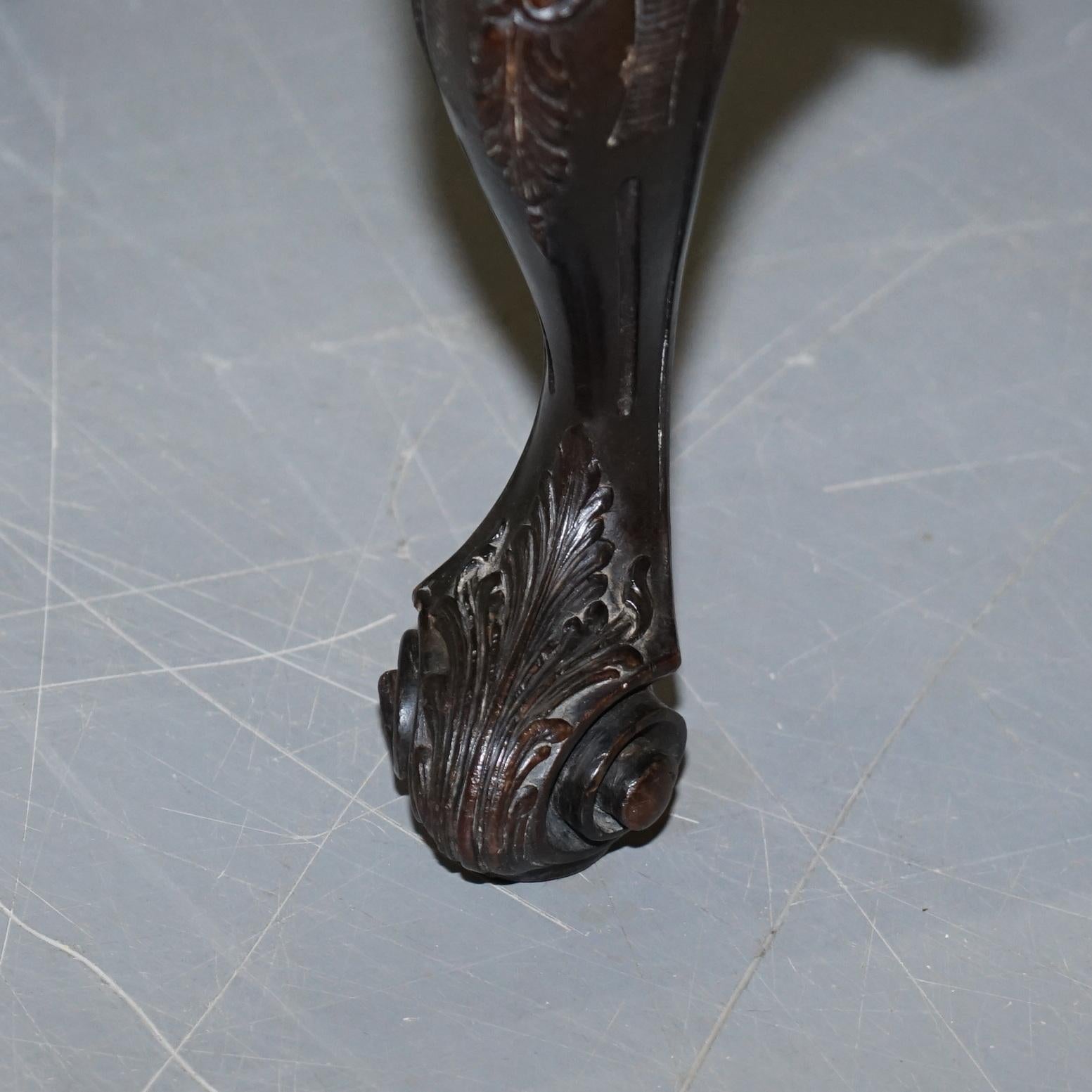 Ancienne pouf anglais géorgien sculpté à la main, avec pieds à griffes et Ball and Ball, en cuir Brown en vente 8