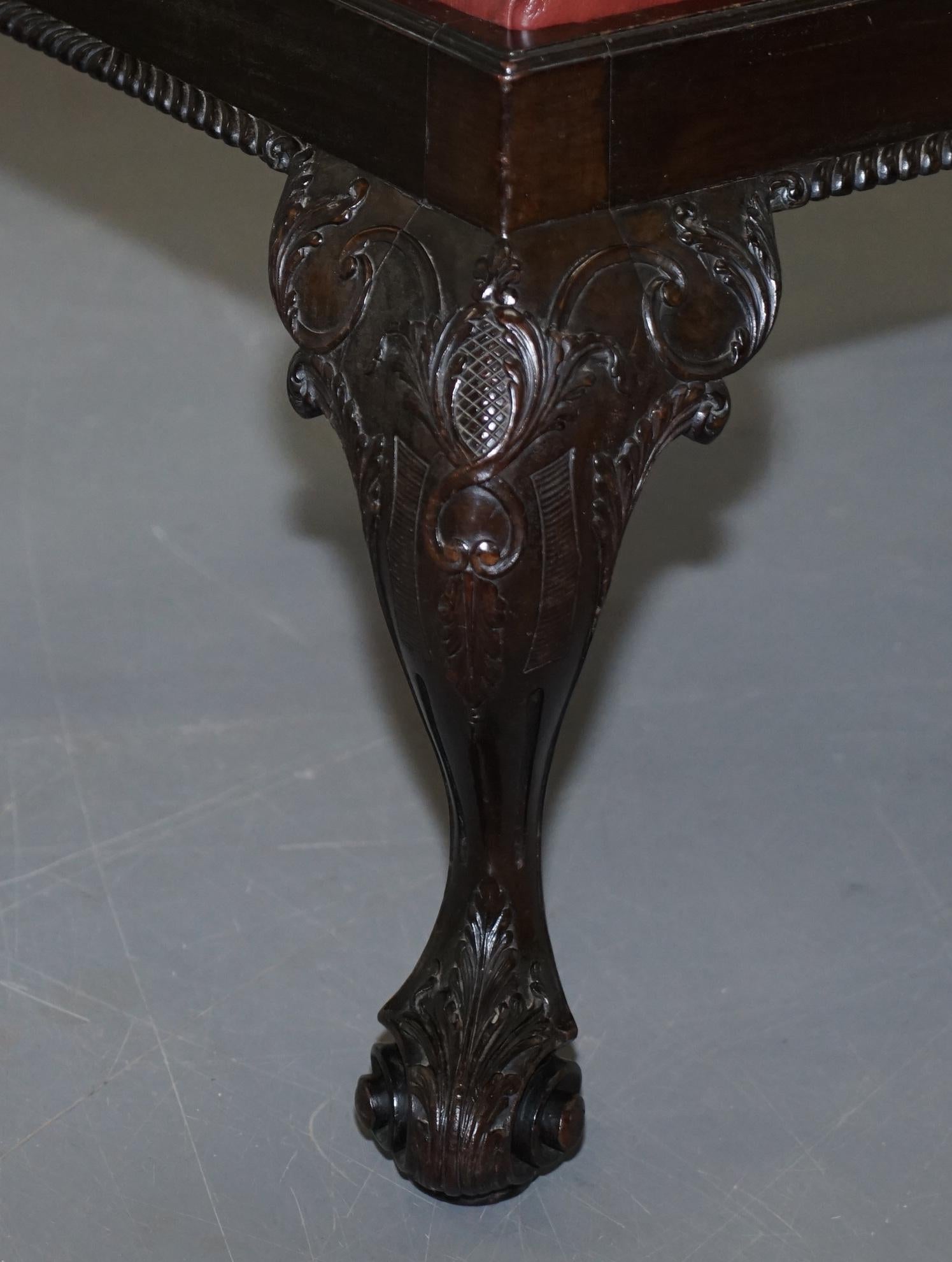 Fait main Ancienne pouf anglais géorgien sculpté à la main, avec pieds à griffes et Ball and Ball, en cuir Brown en vente