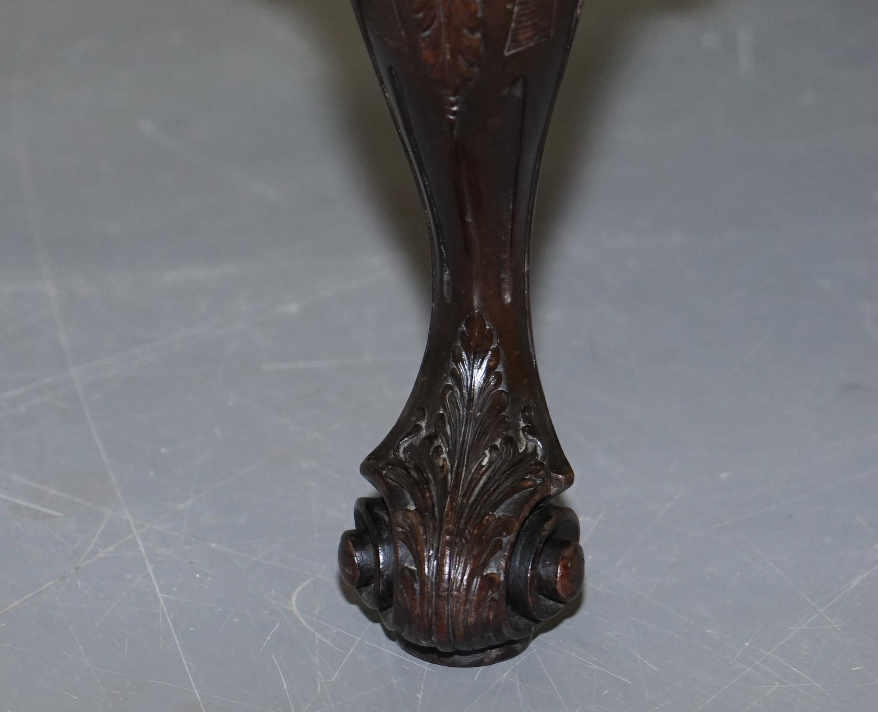 Cuir Ancienne pouf anglais géorgien sculpté à la main, avec pieds à griffes et Ball and Ball, en cuir Brown en vente