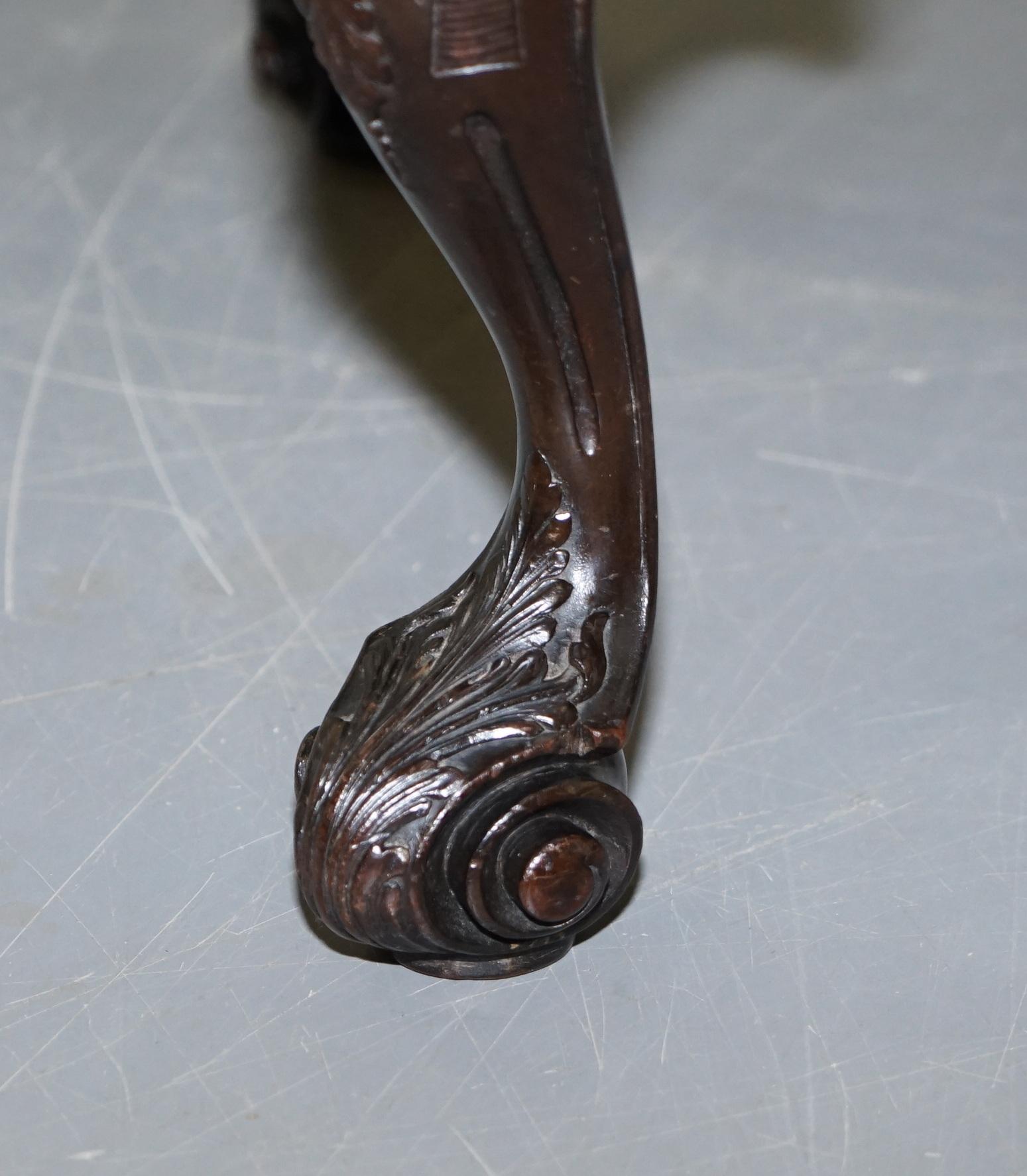 Ancienne pouf anglais géorgien sculpté à la main, avec pieds à griffes et Ball and Ball, en cuir Brown en vente 1
