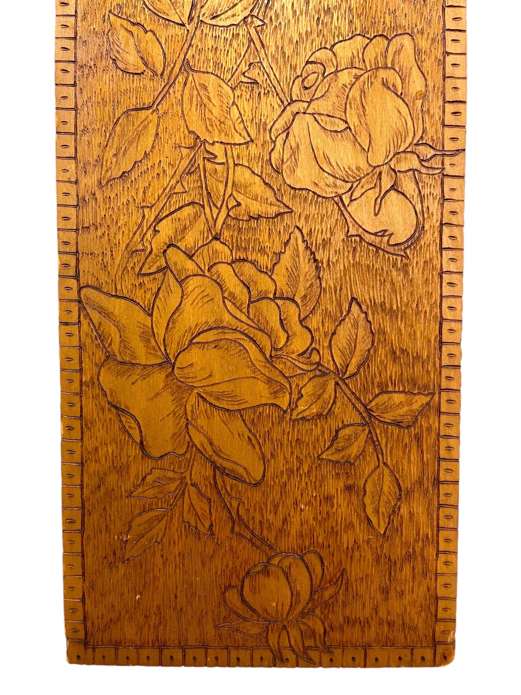 20ième siècle Panneau mural antique en bois sculpté à la main avec motif de roses en vente