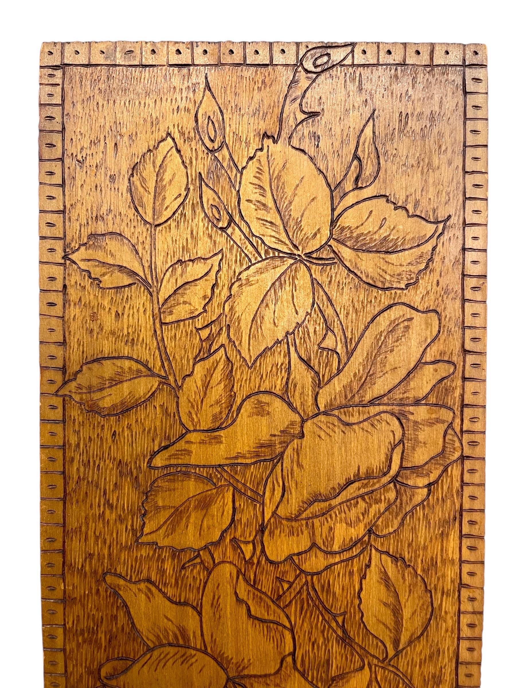 Panneau mural antique en bois sculpté à la main avec motif de roses en vente 1