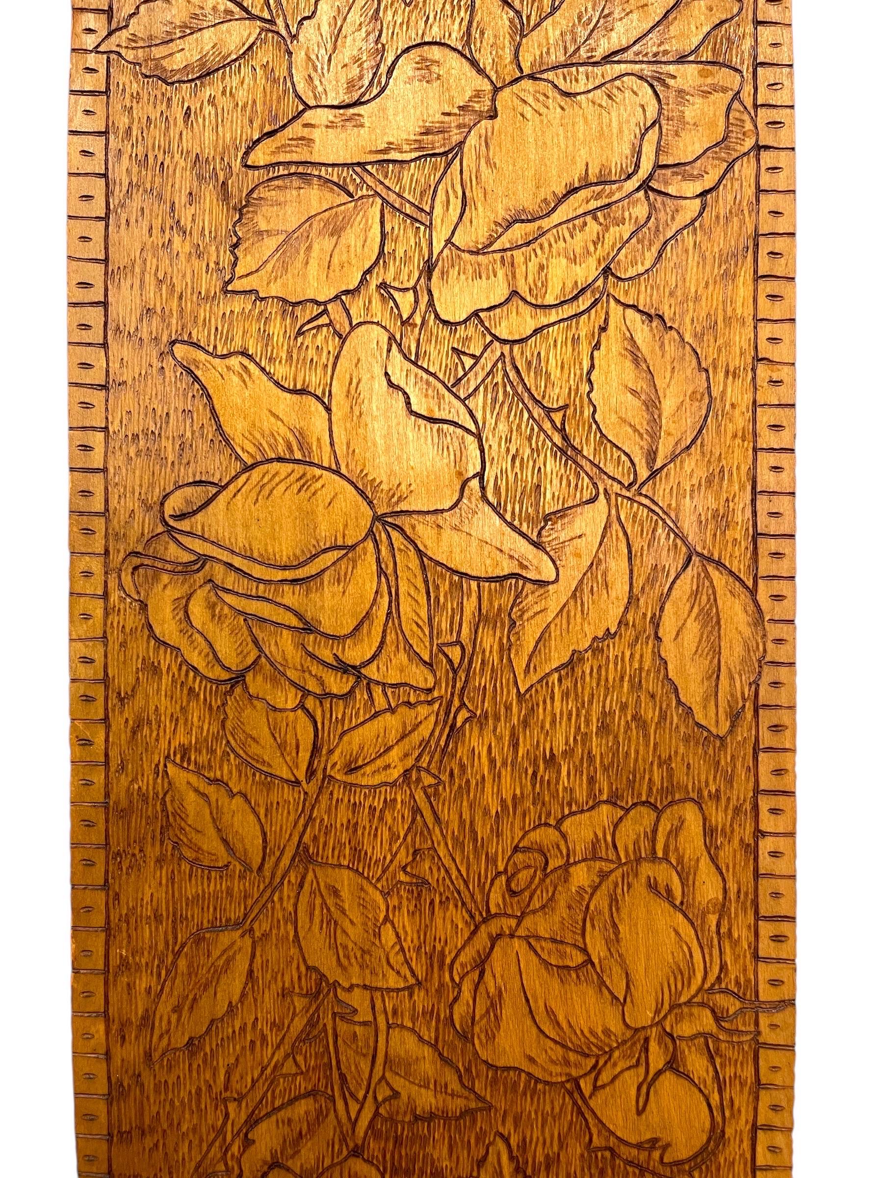 Panneau mural antique en bois sculpté à la main avec motif de roses en vente 2