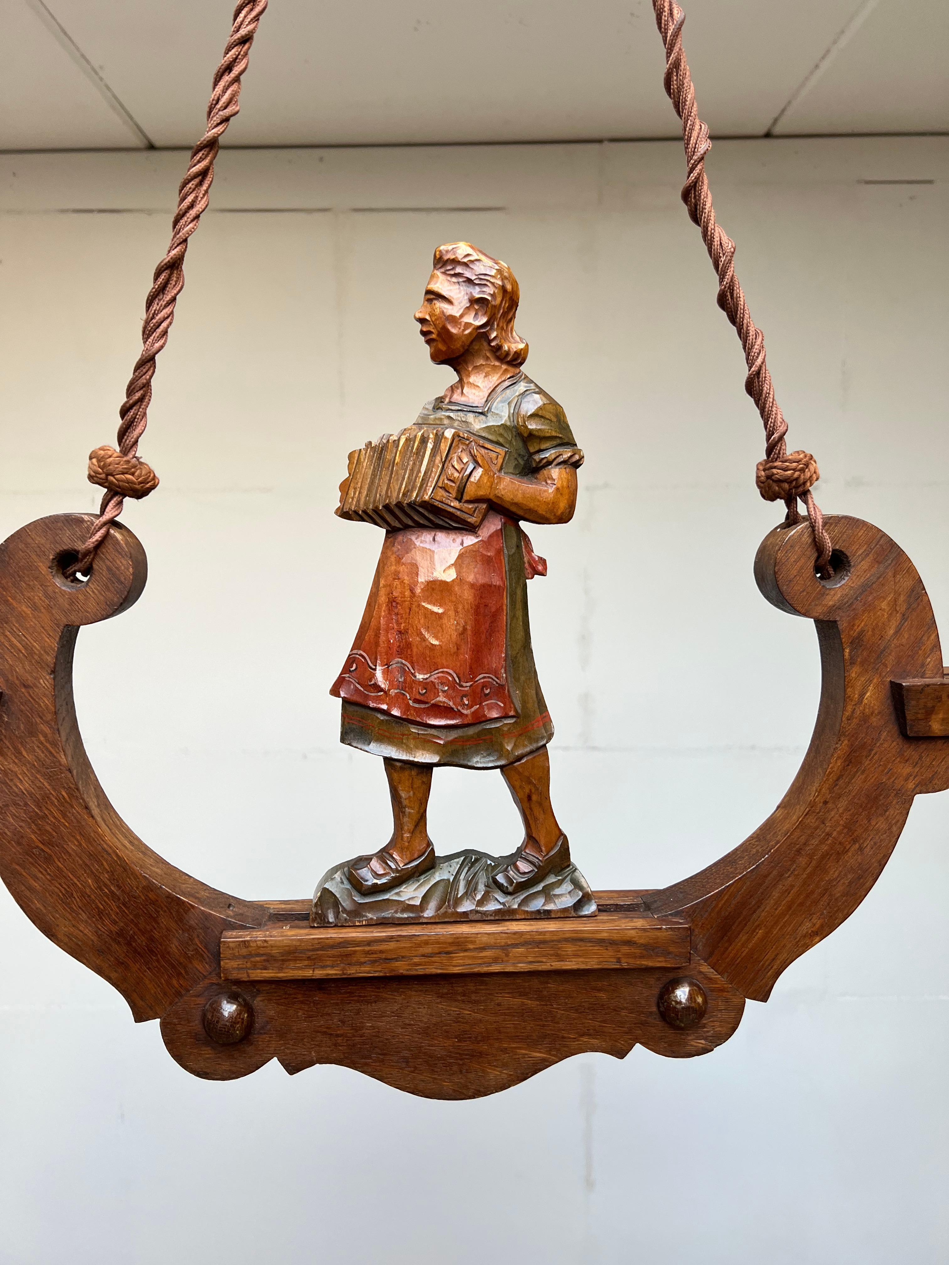 Antike Hand geschnitzt Folk Art Pendelleuchte w. Akkordeonspiel „Madchen“ auf der Oberseite (Handgeknüpft) im Angebot