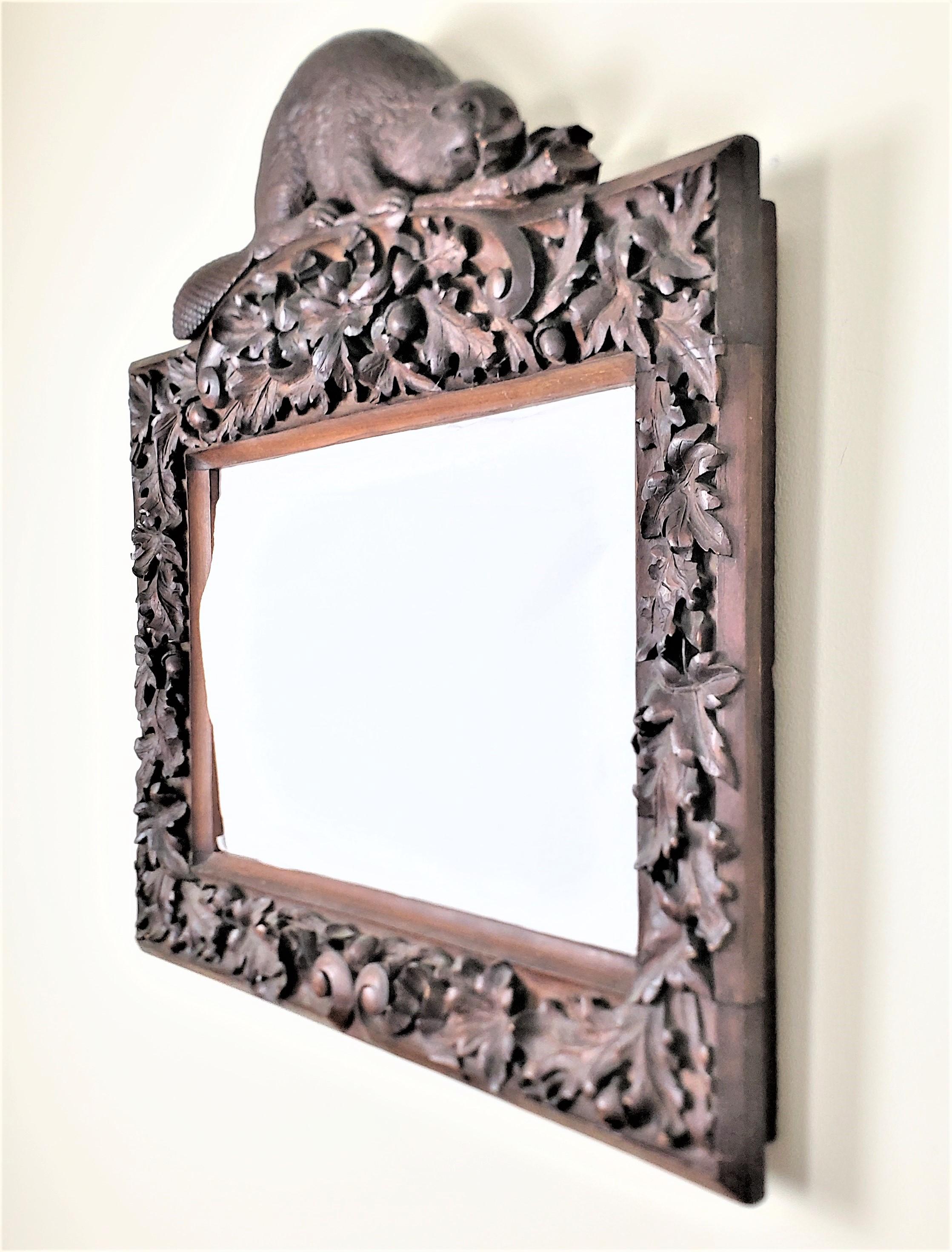 Photo ou cadre de miroir ancien d'art populaire sculpté à la main avec castor et feuilles en vente 2