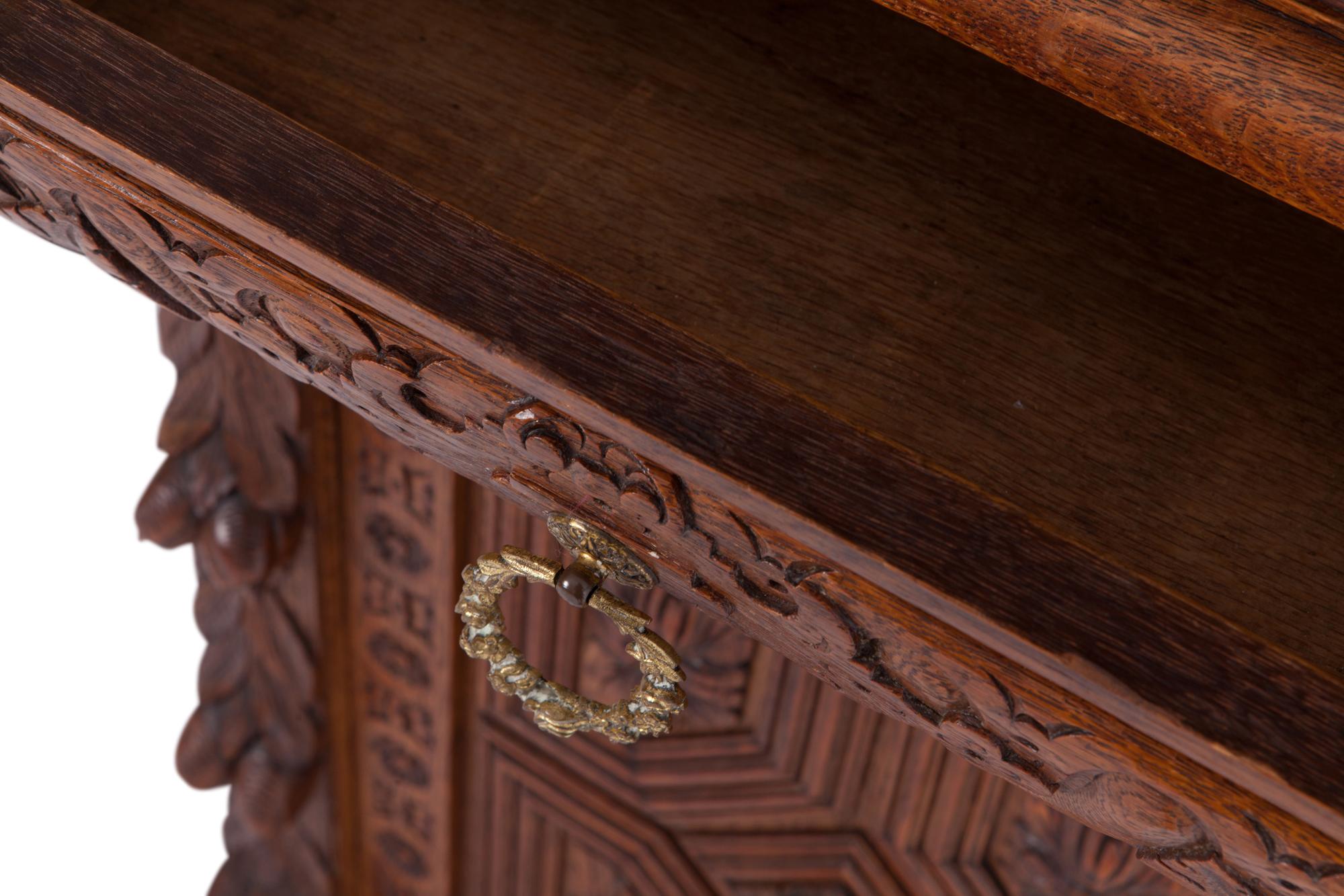 Antiker handgeschnitzter französischer Eichenholzschrank im Henri-II-Stil (Messing) im Angebot