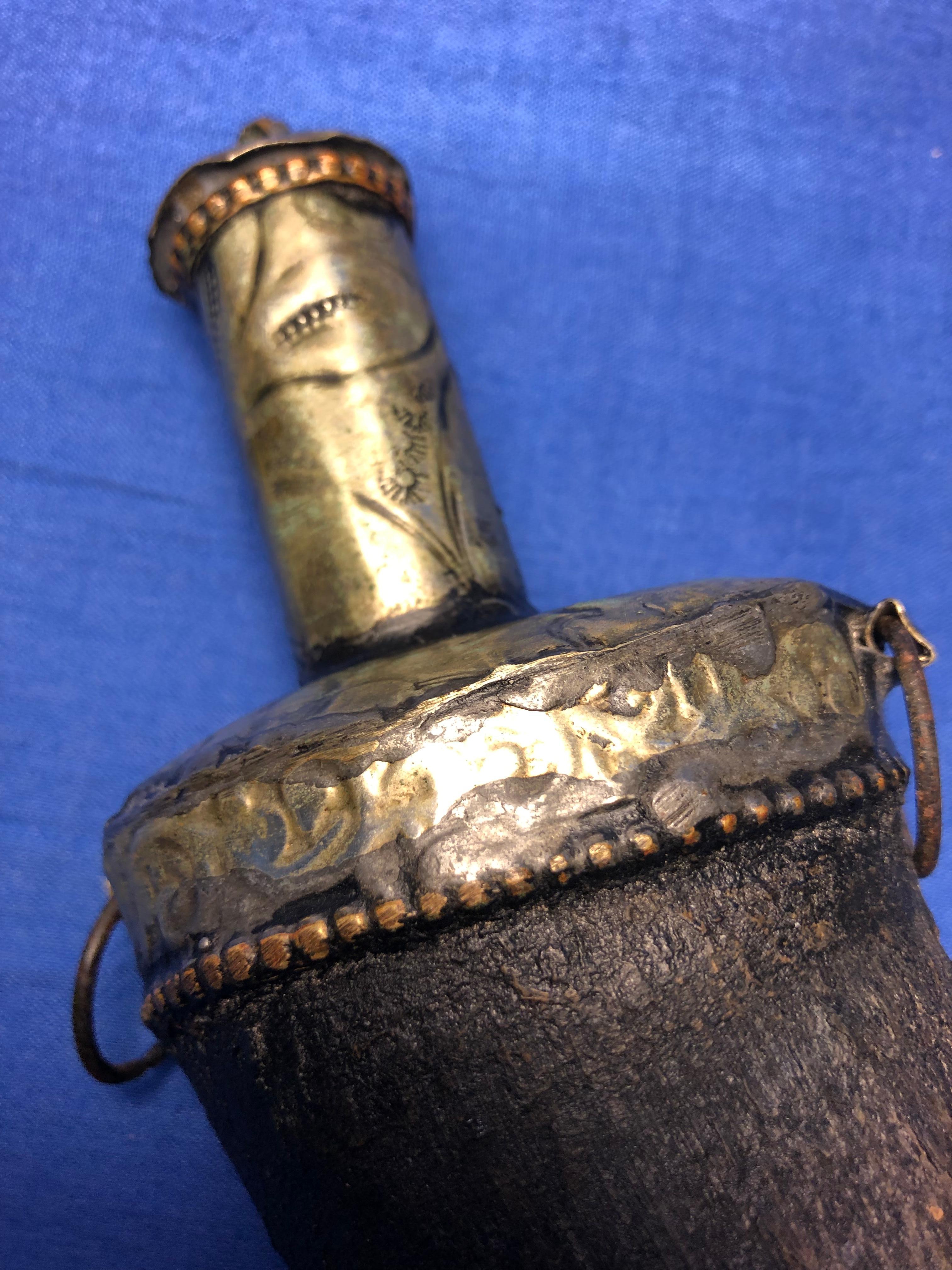 Late 1800s Antique Moroccan Powder Flask - Hand-Carved Gazelle Horn & Silver In Fair Condition For Sale In Vineyard Haven, MA