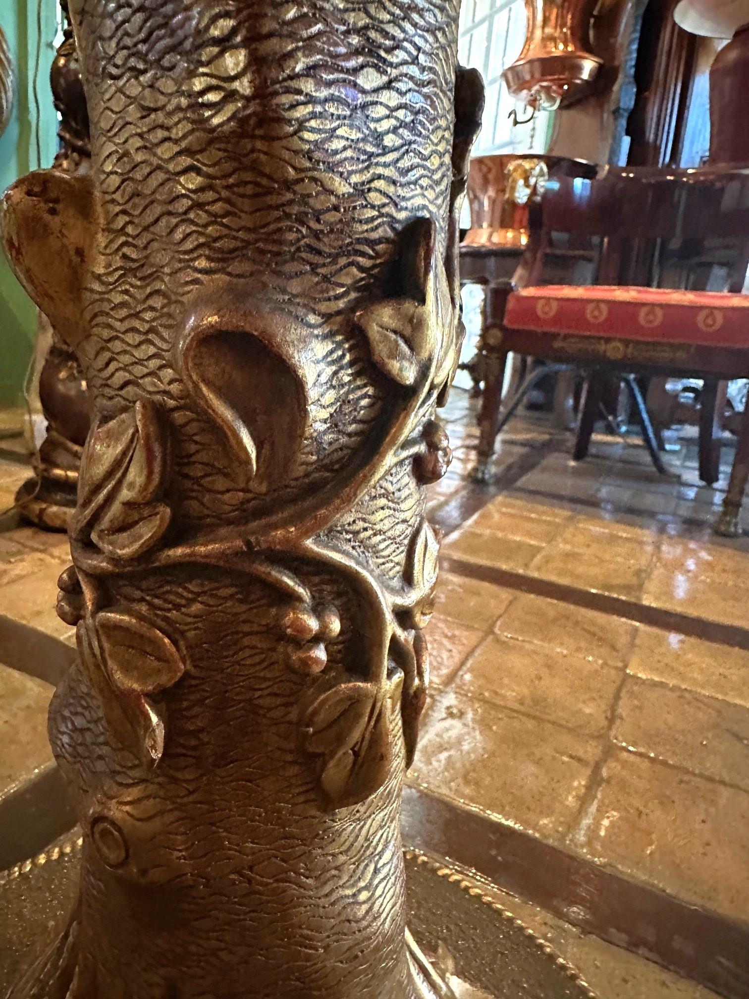 Antiquité - Table d'appoint en bois doré Gueridon et plateau rond en marbre sculpté à la main en vente 3