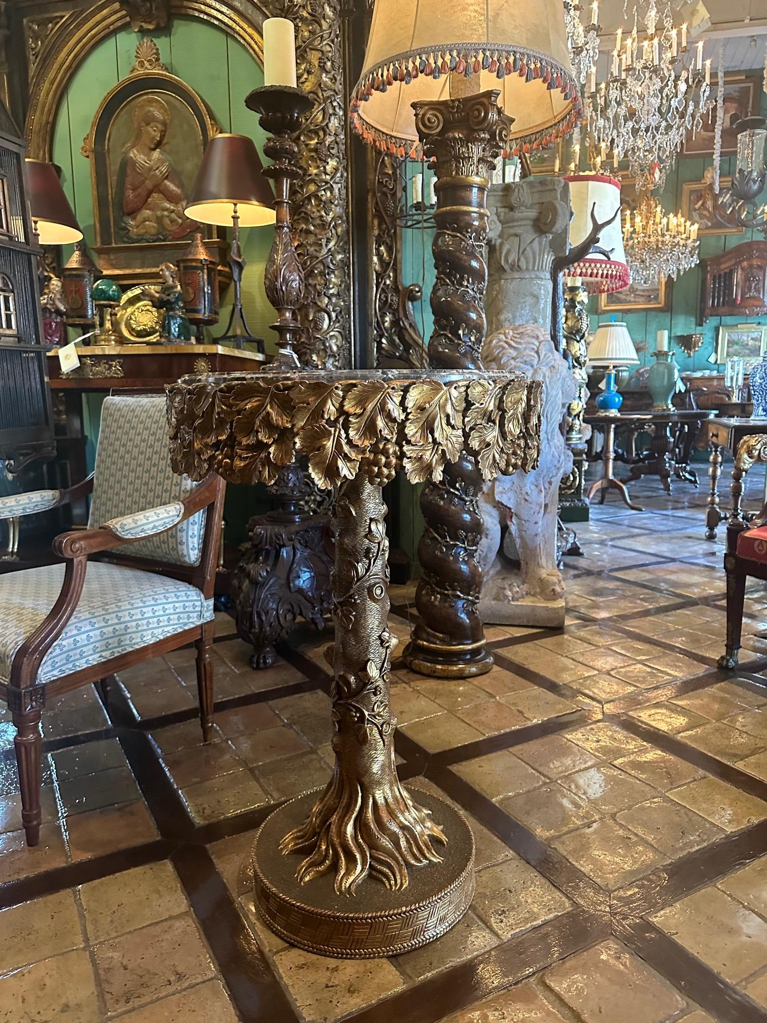 Antiquité - Table d'appoint en bois doré Gueridon et plateau rond en marbre sculpté à la main en vente 6