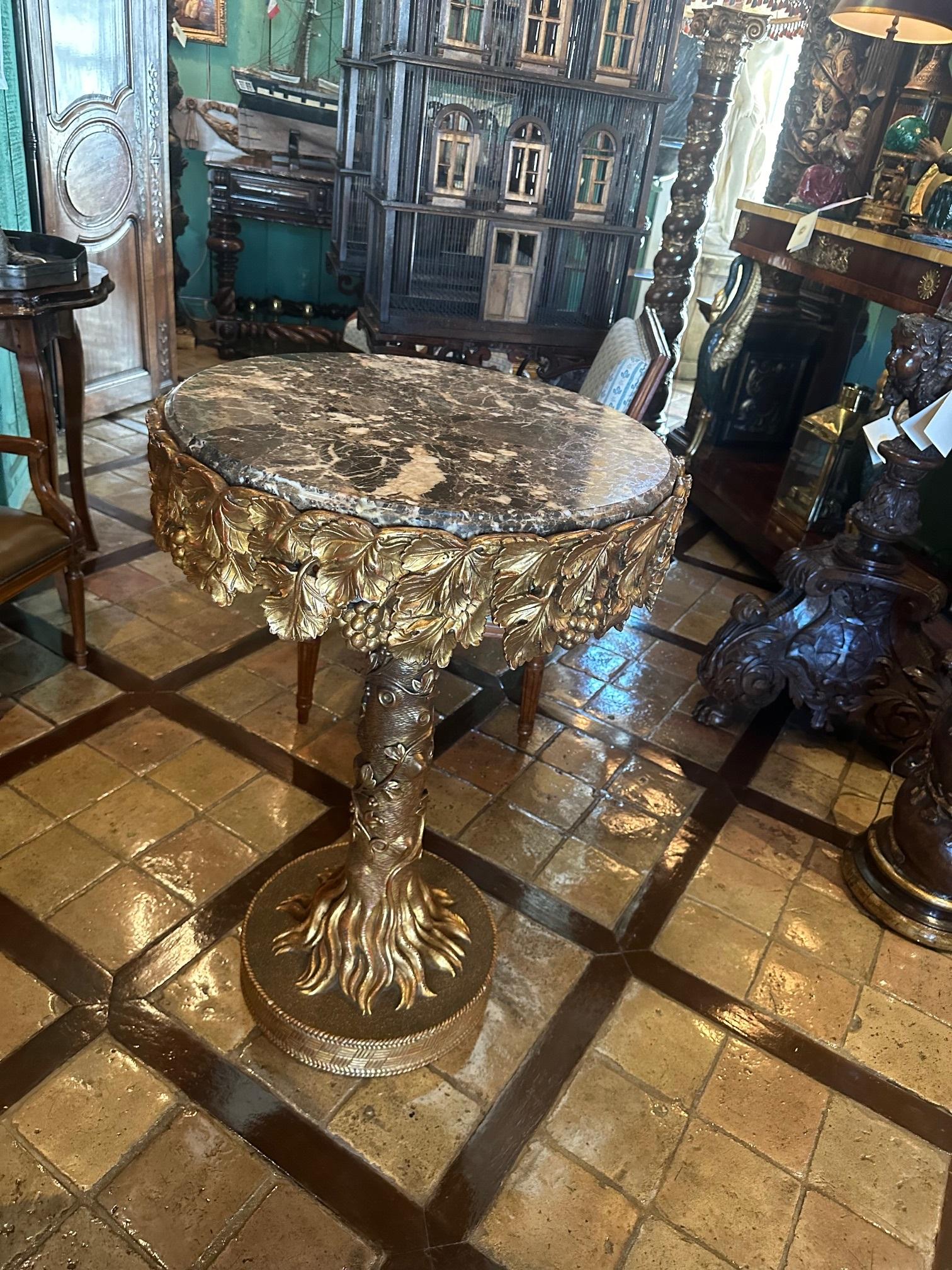 Antiquité - Table d'appoint en bois doré Gueridon et plateau rond en marbre sculpté à la main en vente 7