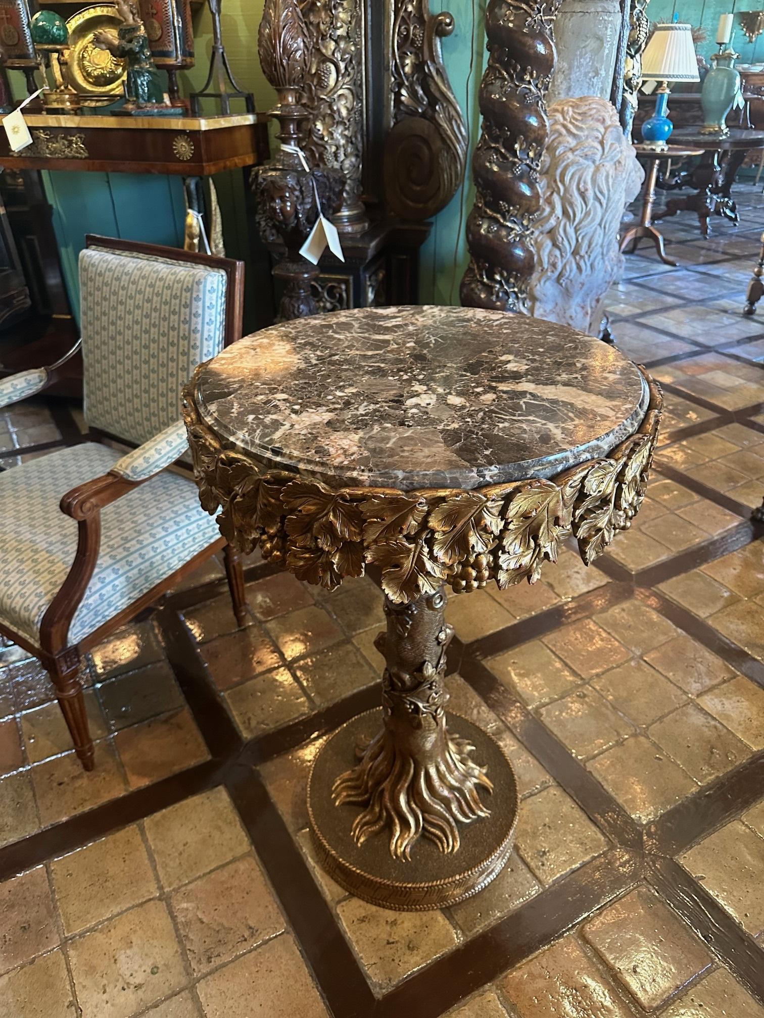 Antiquité - Table d'appoint en bois doré Gueridon et plateau rond en marbre sculpté à la main en vente 8