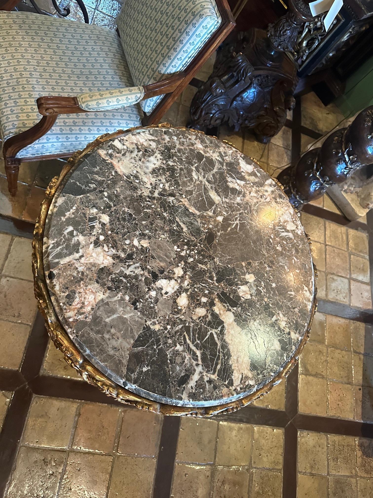 Antiquité - Table d'appoint en bois doré Gueridon et plateau rond en marbre sculpté à la main en vente 9
