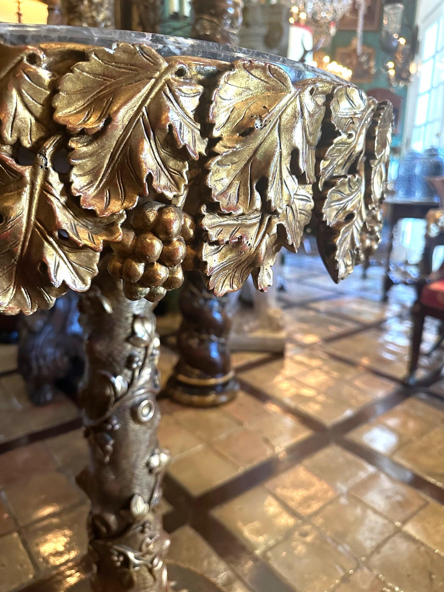 Antiquité - Table d'appoint en bois doré Gueridon et plateau rond en marbre sculpté à la main en vente 10