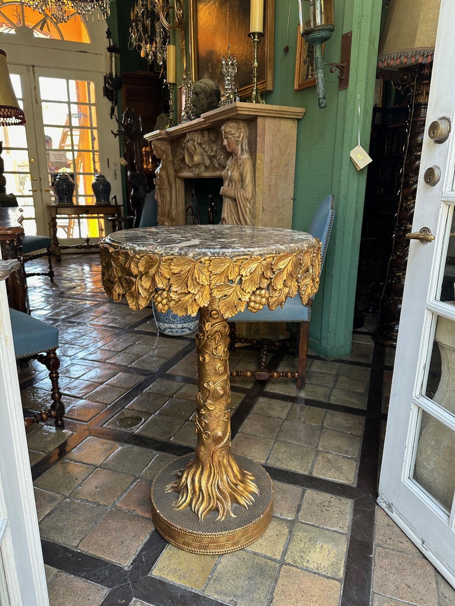 Antiquité - Table d'appoint en bois doré Gueridon et plateau rond en marbre sculpté à la main en vente 11