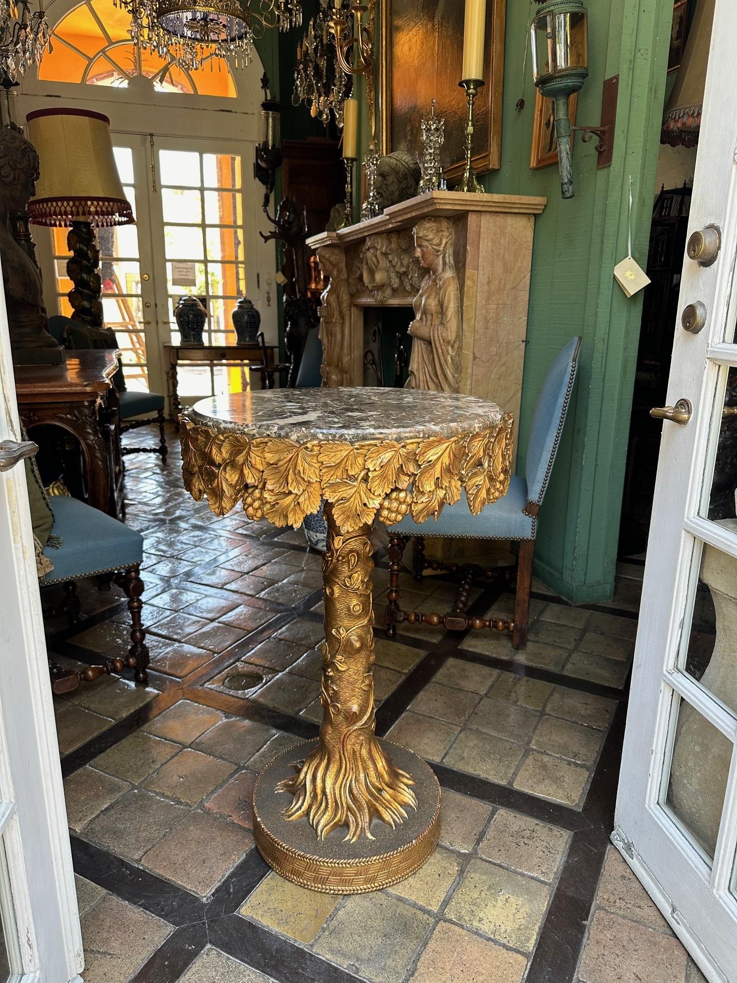 Antiquité - Table d'appoint en bois doré Gueridon et plateau rond en marbre sculpté à la main en vente 12
