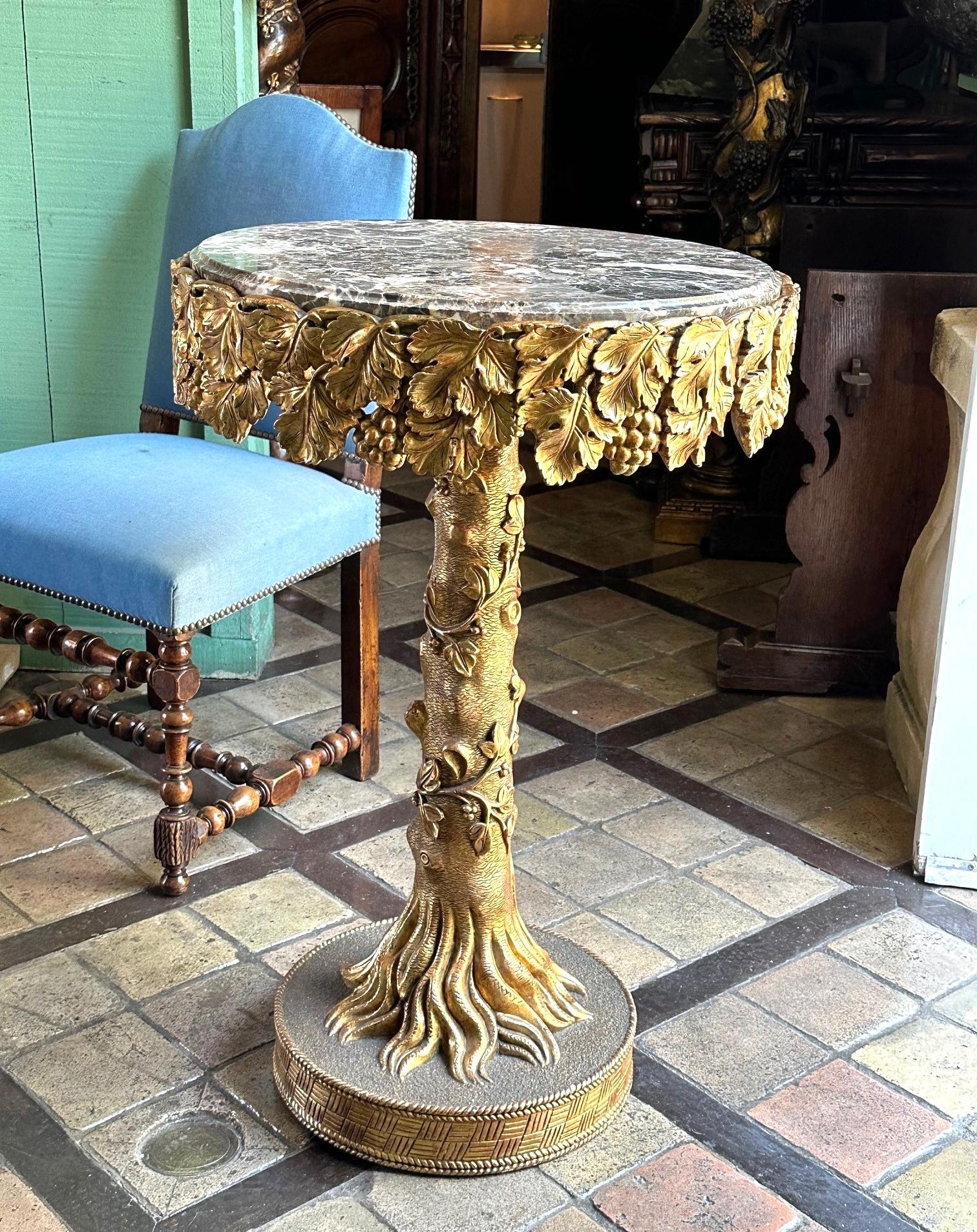 Antiquité - Table d'appoint en bois doré Gueridon et plateau rond en marbre sculpté à la main en vente 13