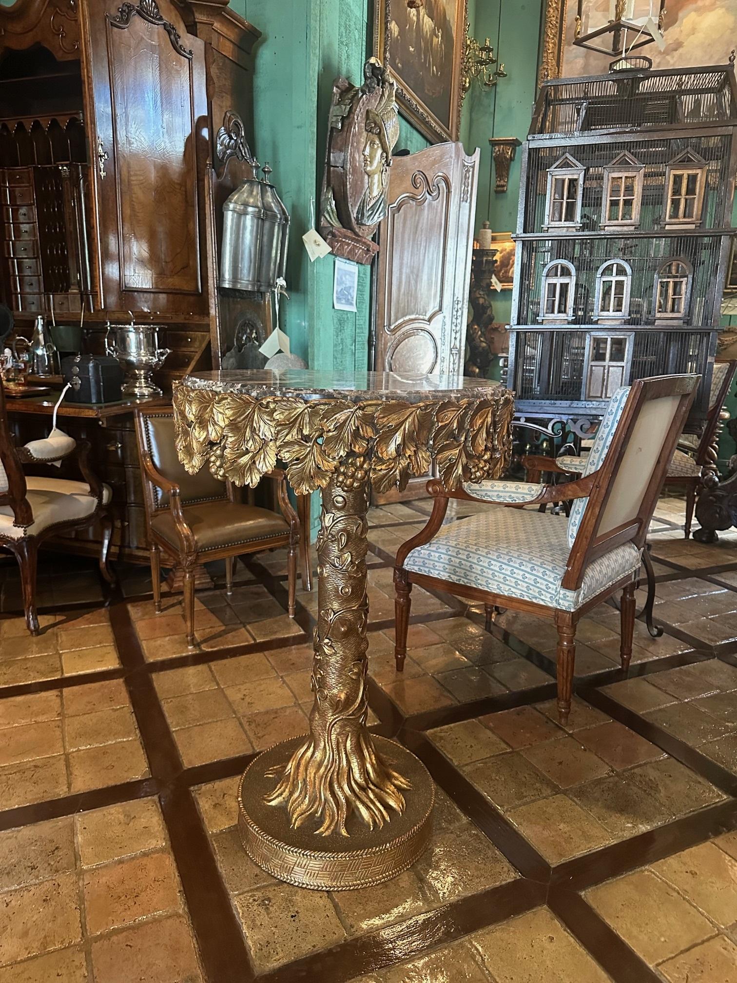 Européen Antiquité - Table d'appoint en bois doré Gueridon et plateau rond en marbre sculpté à la main en vente