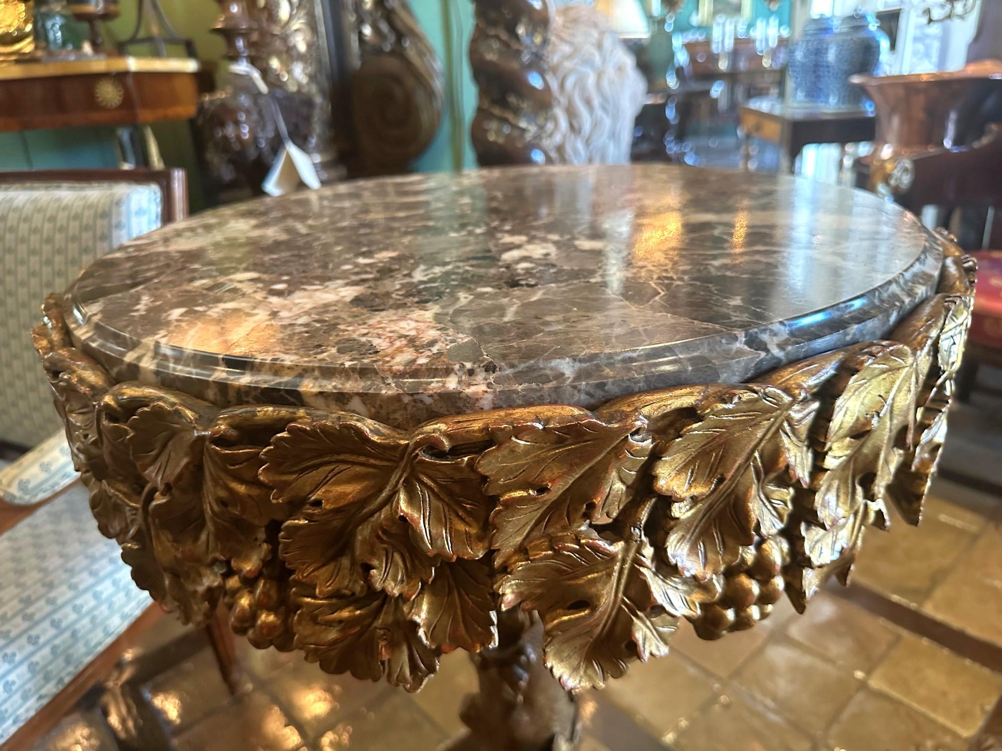Sculpté Antiquité - Table d'appoint en bois doré Gueridon et plateau rond en marbre sculpté à la main en vente