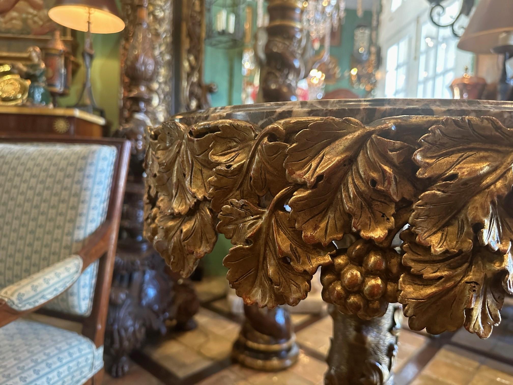 Antiquité - Table d'appoint en bois doré Gueridon et plateau rond en marbre sculpté à la main Bon état - En vente à West Hollywood, CA