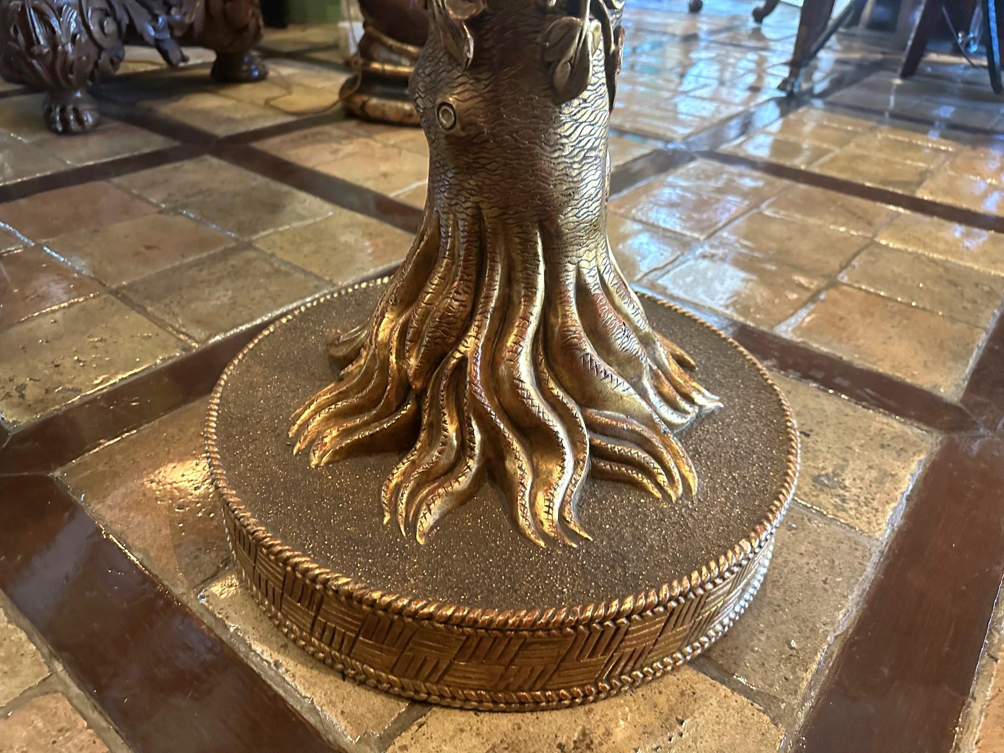 Antiquité - Table d'appoint en bois doré Gueridon et plateau rond en marbre sculpté à la main en vente 1