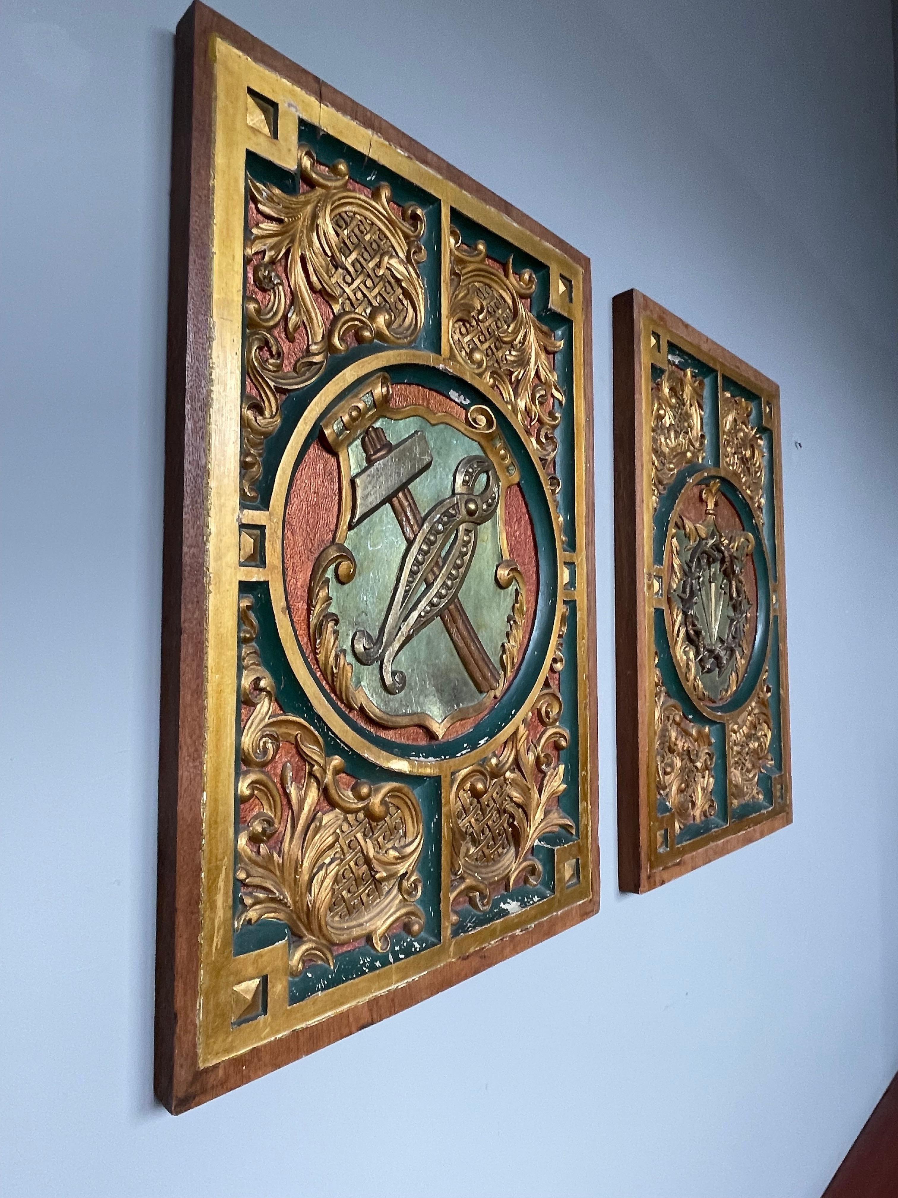 Antike, handgeschnitzte, vergoldete und bemalte Paneele aus massiver Eiche mit Arma Christi-Symbolen im Angebot 6