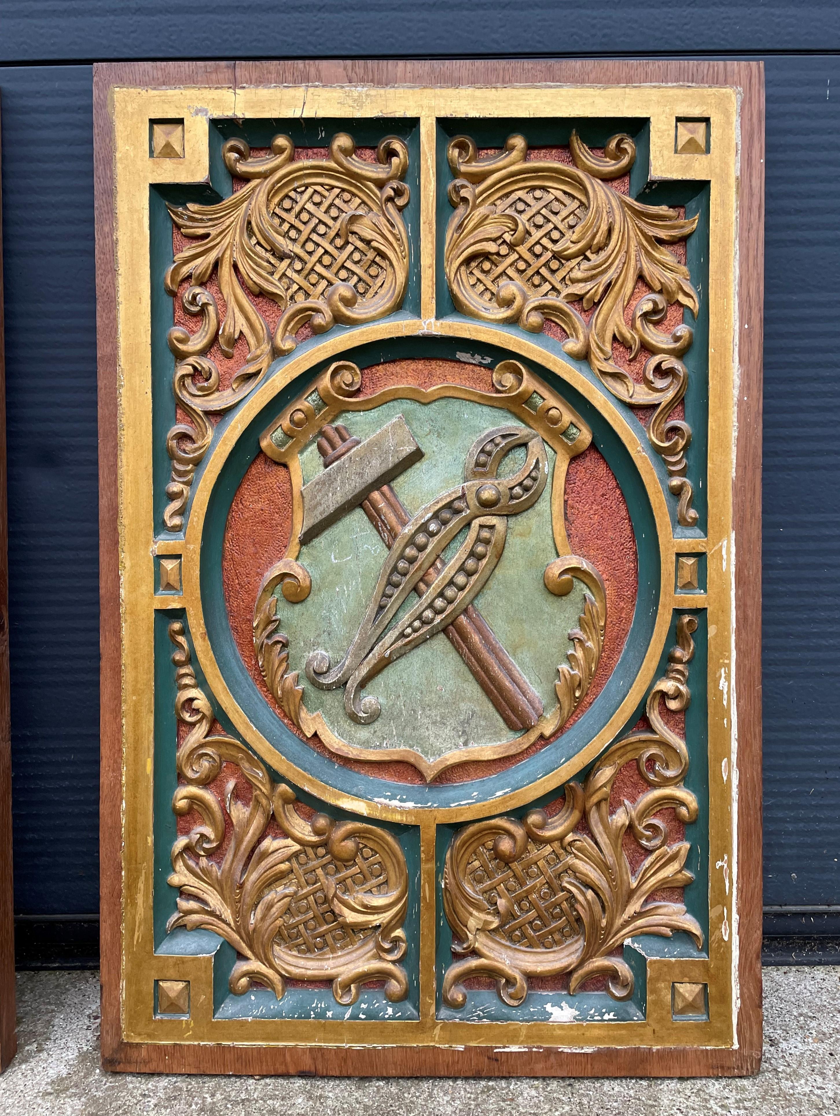 Antike, handgeschnitzte, vergoldete und bemalte Paneele aus massiver Eiche mit Arma Christi-Symbolen (Handgeschnitzt) im Angebot