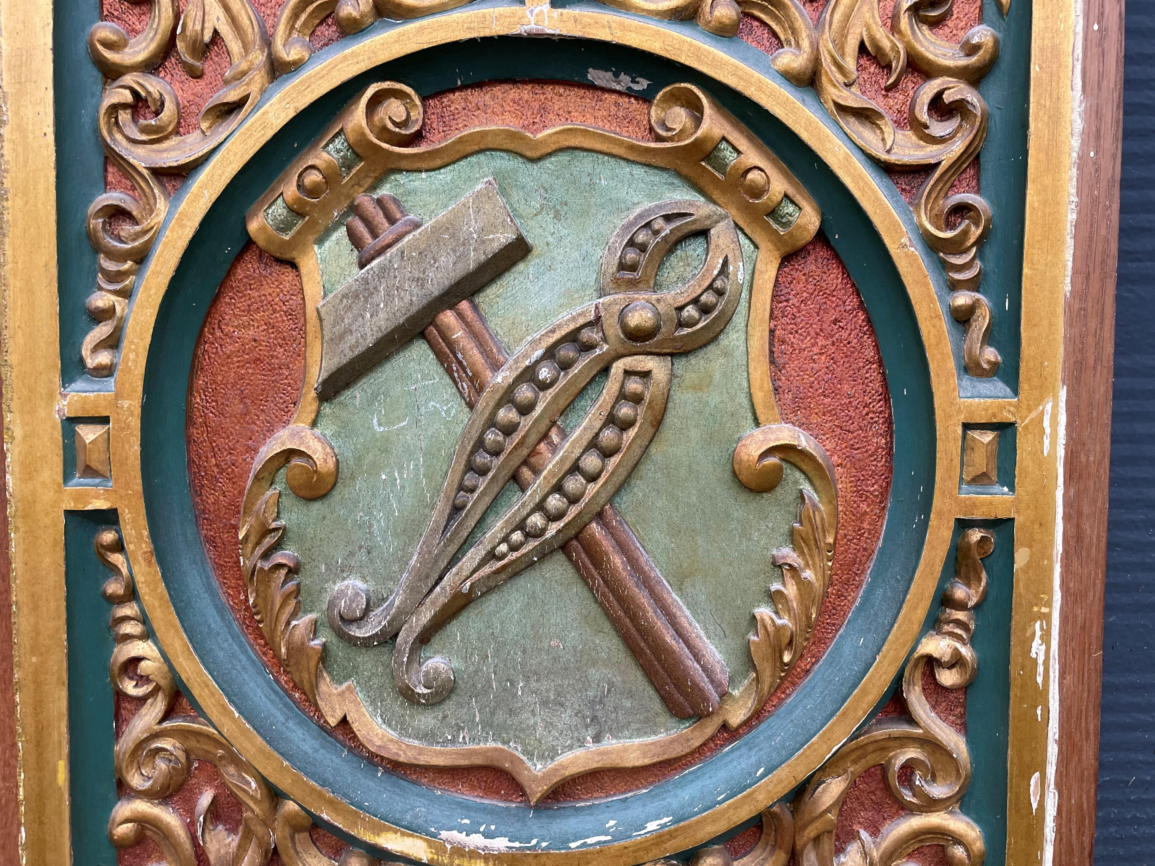 Antike, handgeschnitzte, vergoldete und bemalte Paneele aus massiver Eiche mit Arma Christi-Symbolen (19. Jahrhundert) im Angebot