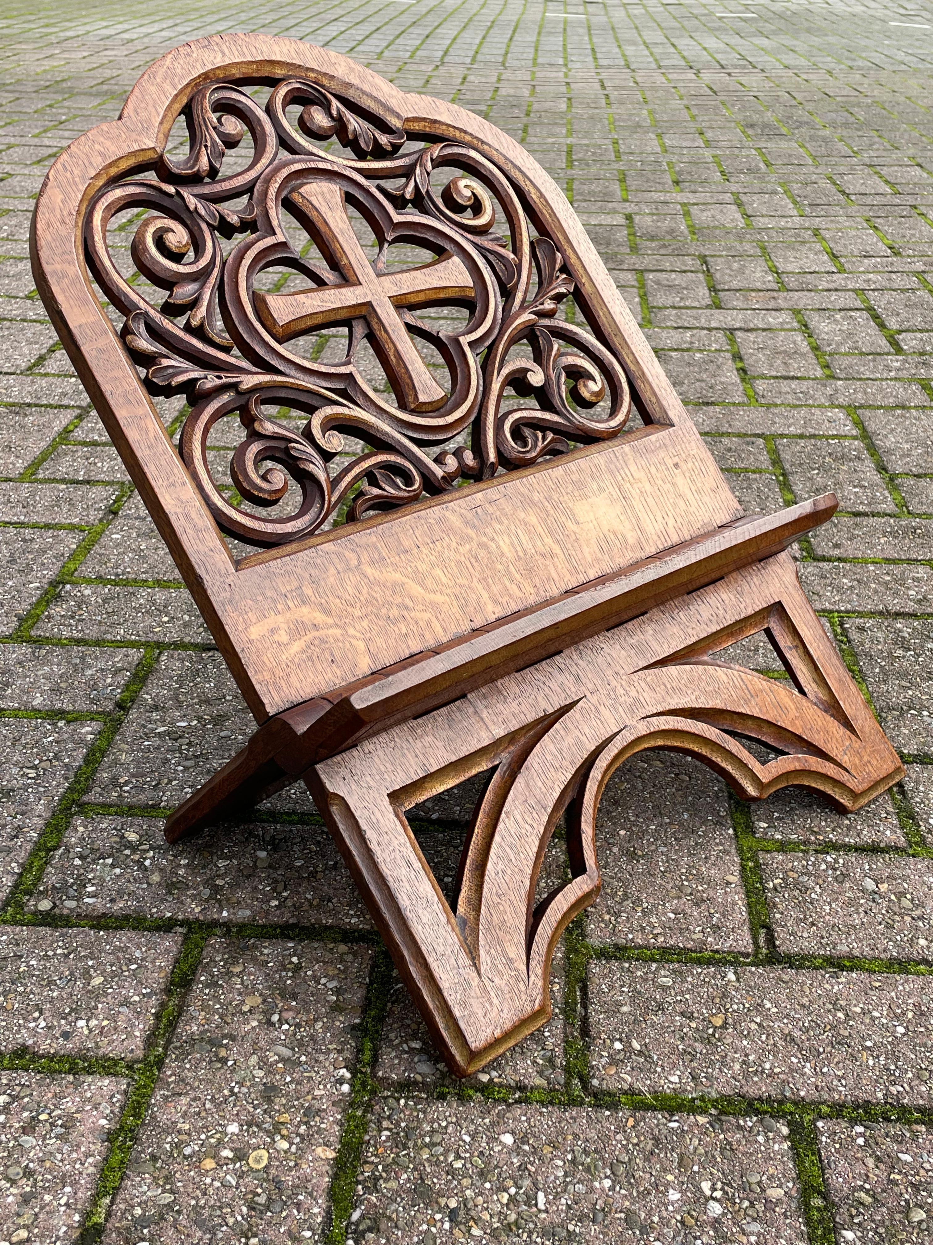 Antique Hand Carved & Gilt Oak Gothic Revival Bible Stand with Quatrefoil Symbol In Good Condition In Lisse, NL