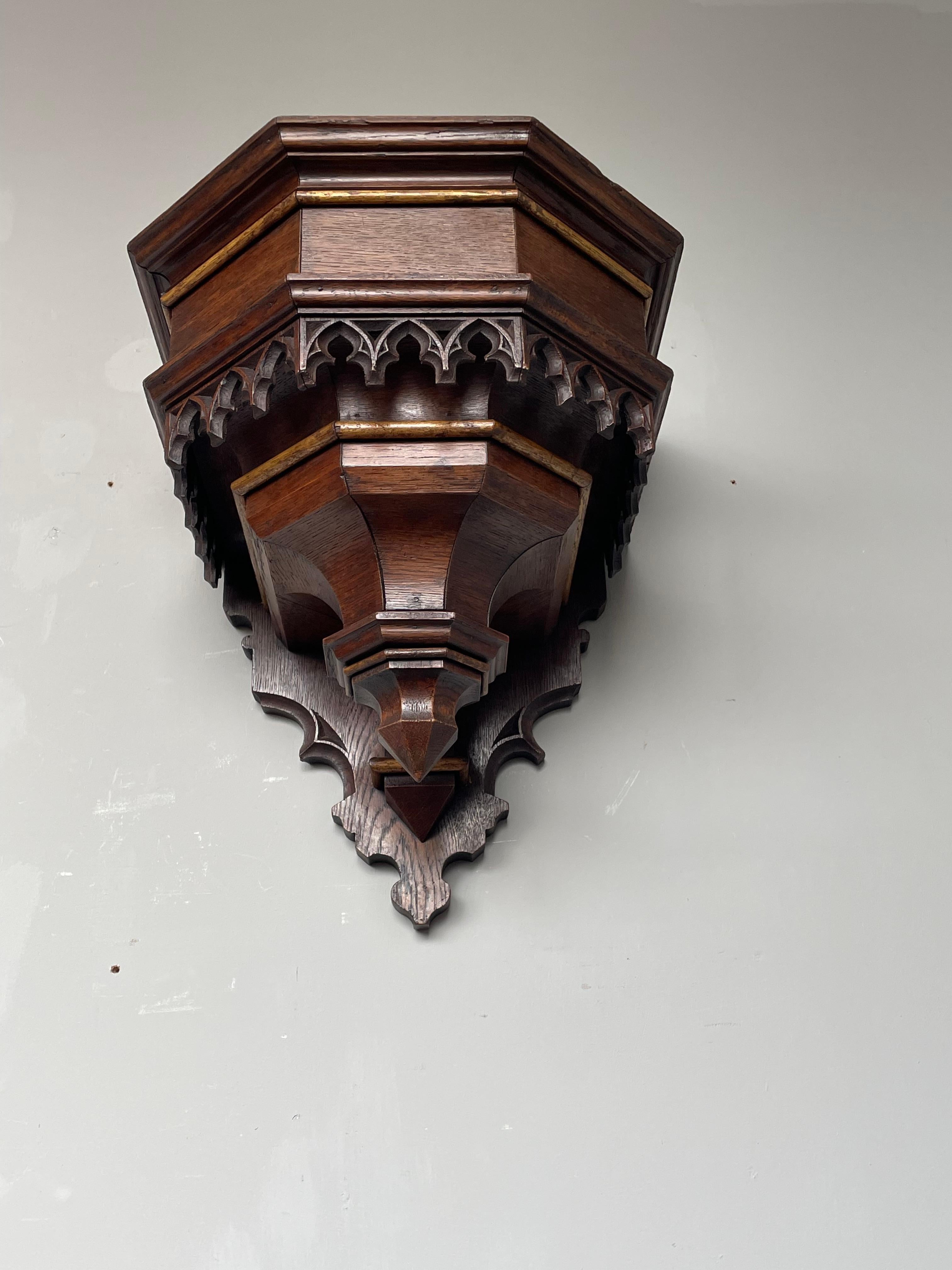 Consola de pared / ménsula / soporte de escultura gótica tallada de calidad con gran pátina. 

Este práctico soporte arquitectónico para iglesias podría ser la pieza de exposición perfecta para una de tus esculturas de santos y un buen complemento