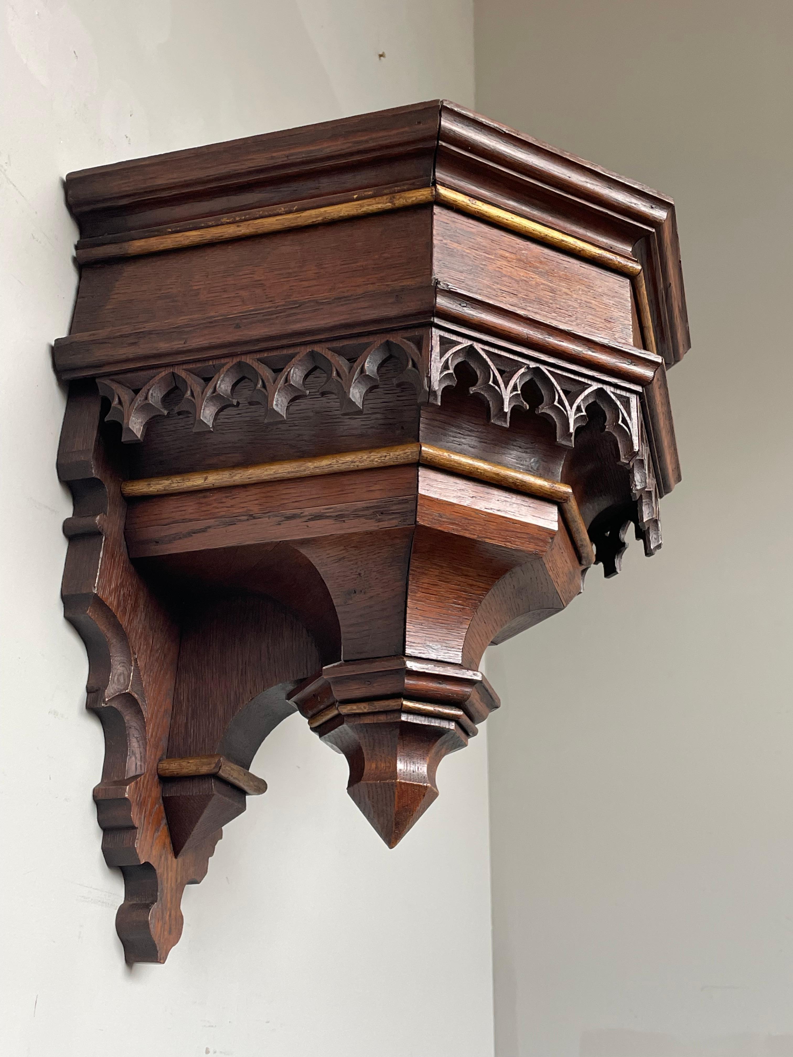 Antiguo Soporte de Pared, Estante / Ménsula de Roble Tallado a Mano y Dorado del Renacimiento Gótico 1800s Renacimiento gótico