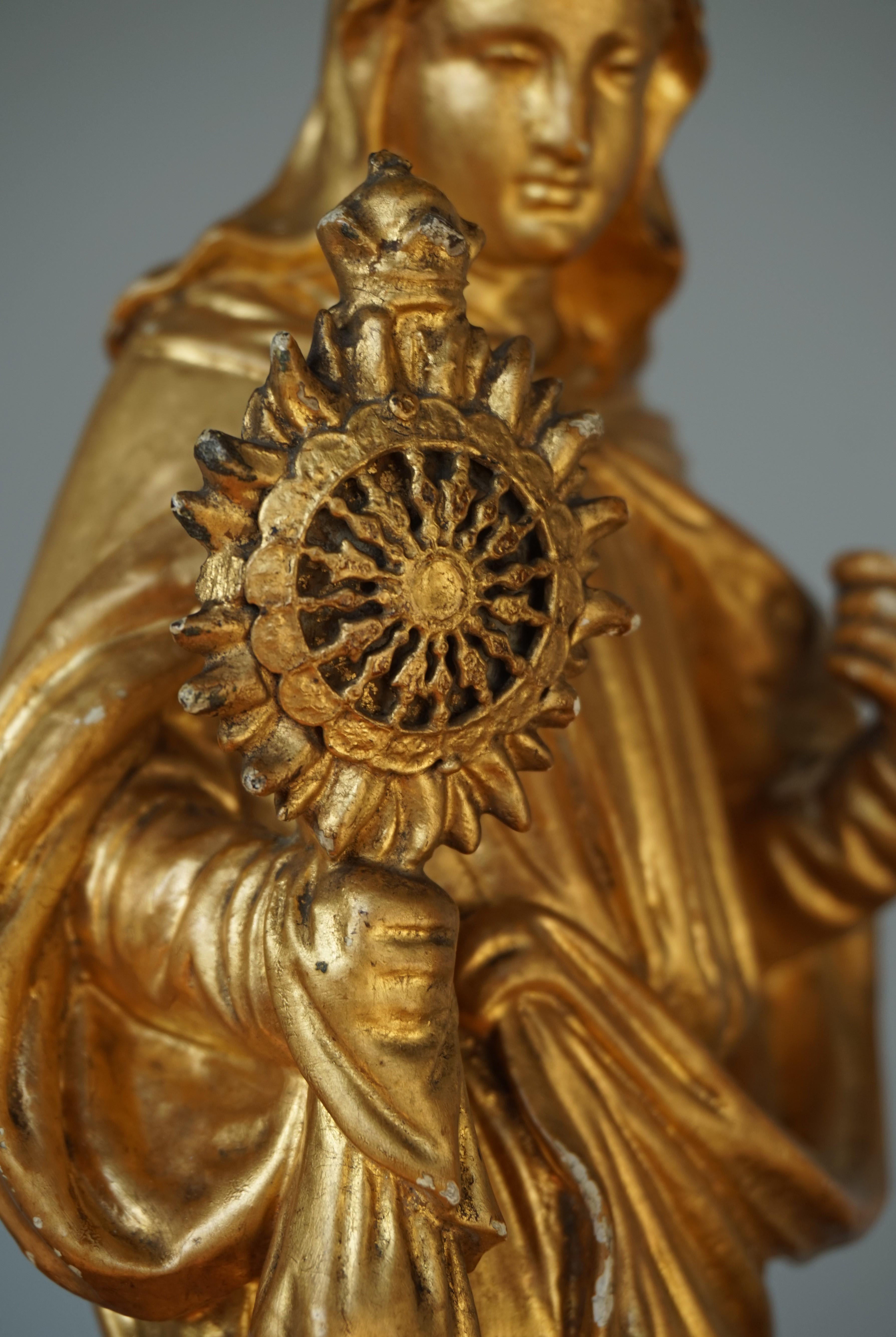 XIXe siècle Statue d'église ancienne en bois doré sculpté à la main de Saint François et Clare d'Assisi en vente