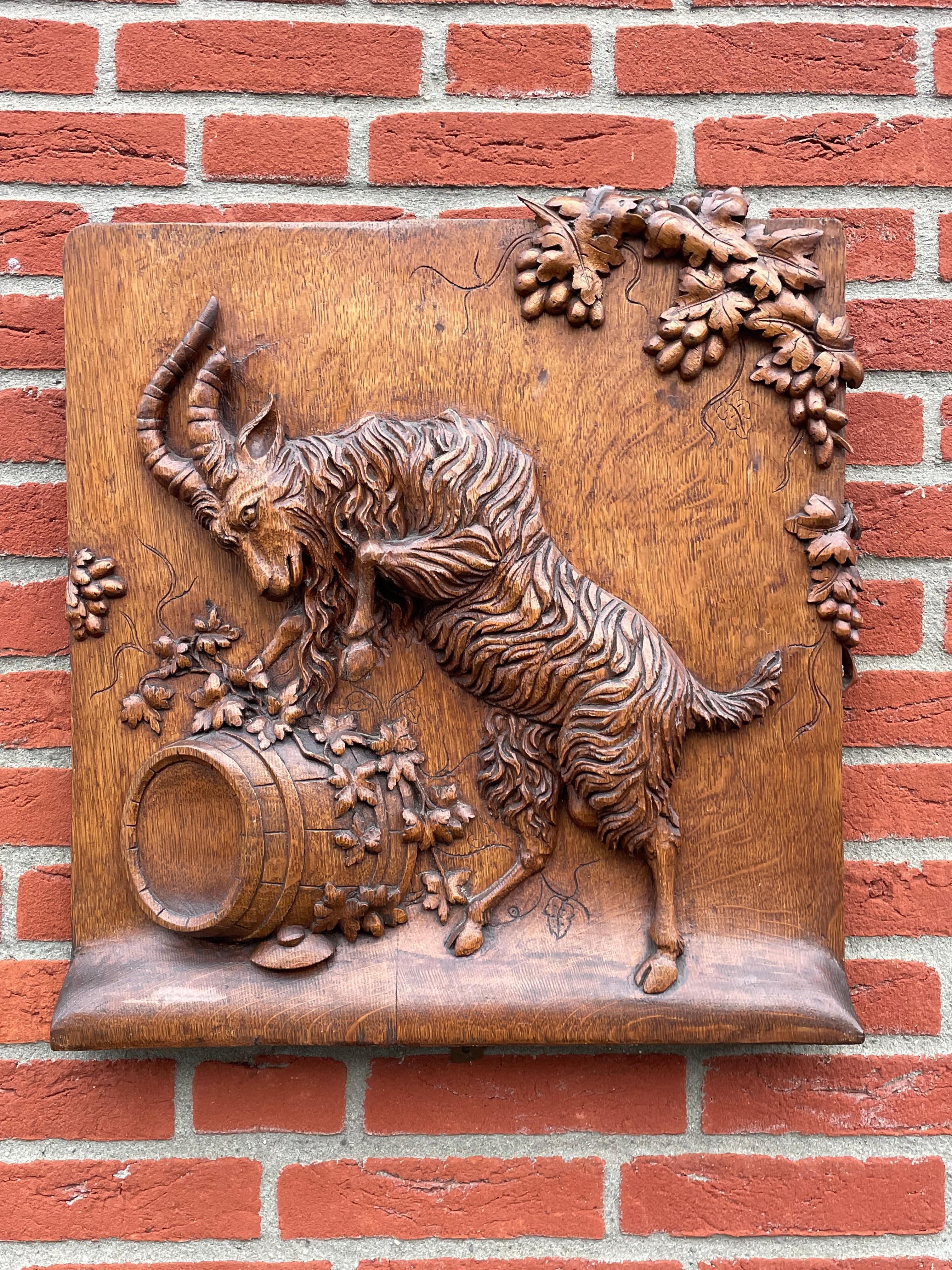 Rara e significativa scultura da parete legata a Dioniso/Bacco.

Questa scultura da parete in legno di quercia di buone dimensioni e superba fattura è dedicata a chi ama gli oggetti decorativi antichi con un significato più profondo. Questo pezzo