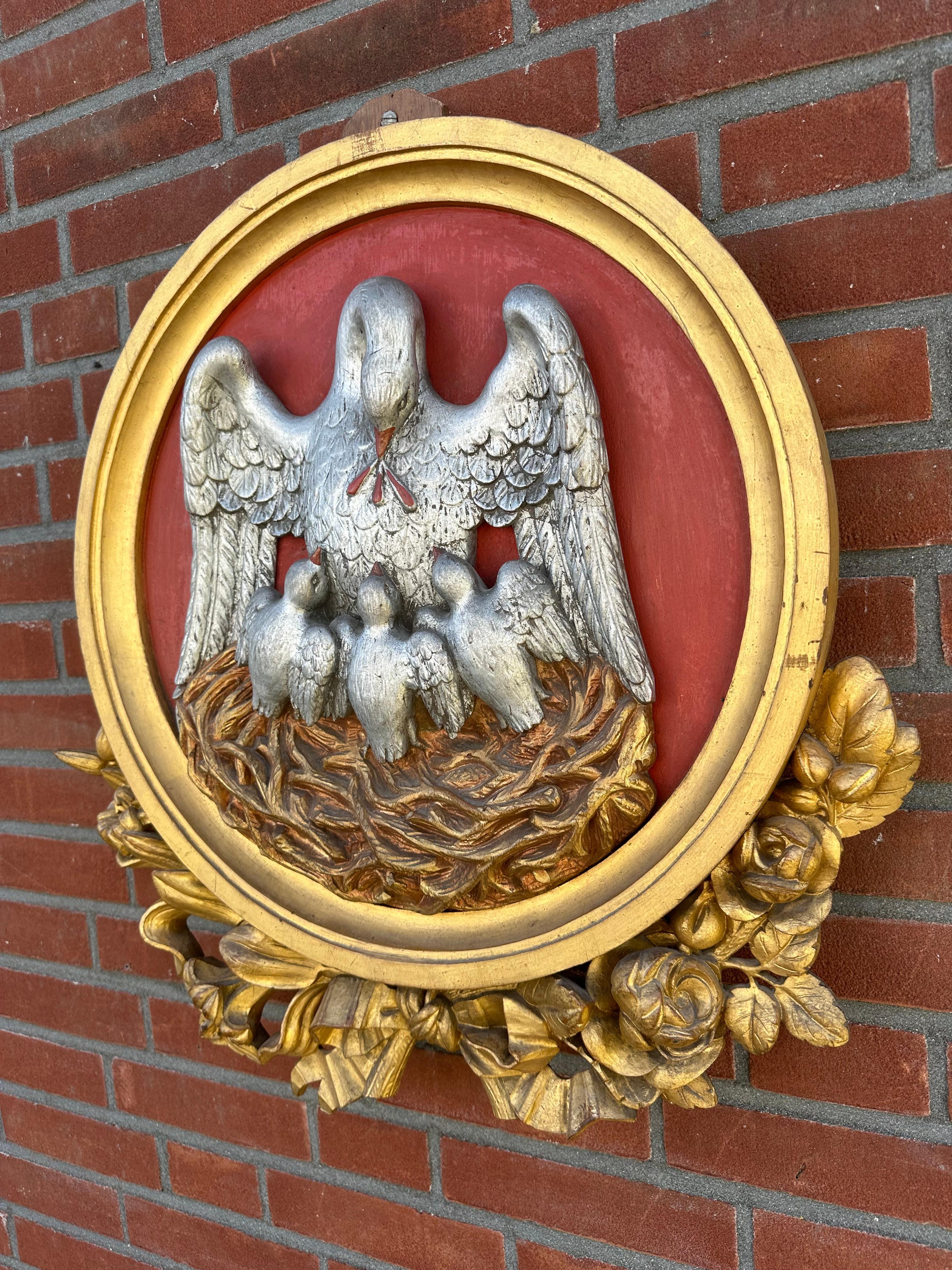 Antike handgeschnitzte gotische Kirchentafel eines Pelikans als Symbol für Christus im Angebot 3